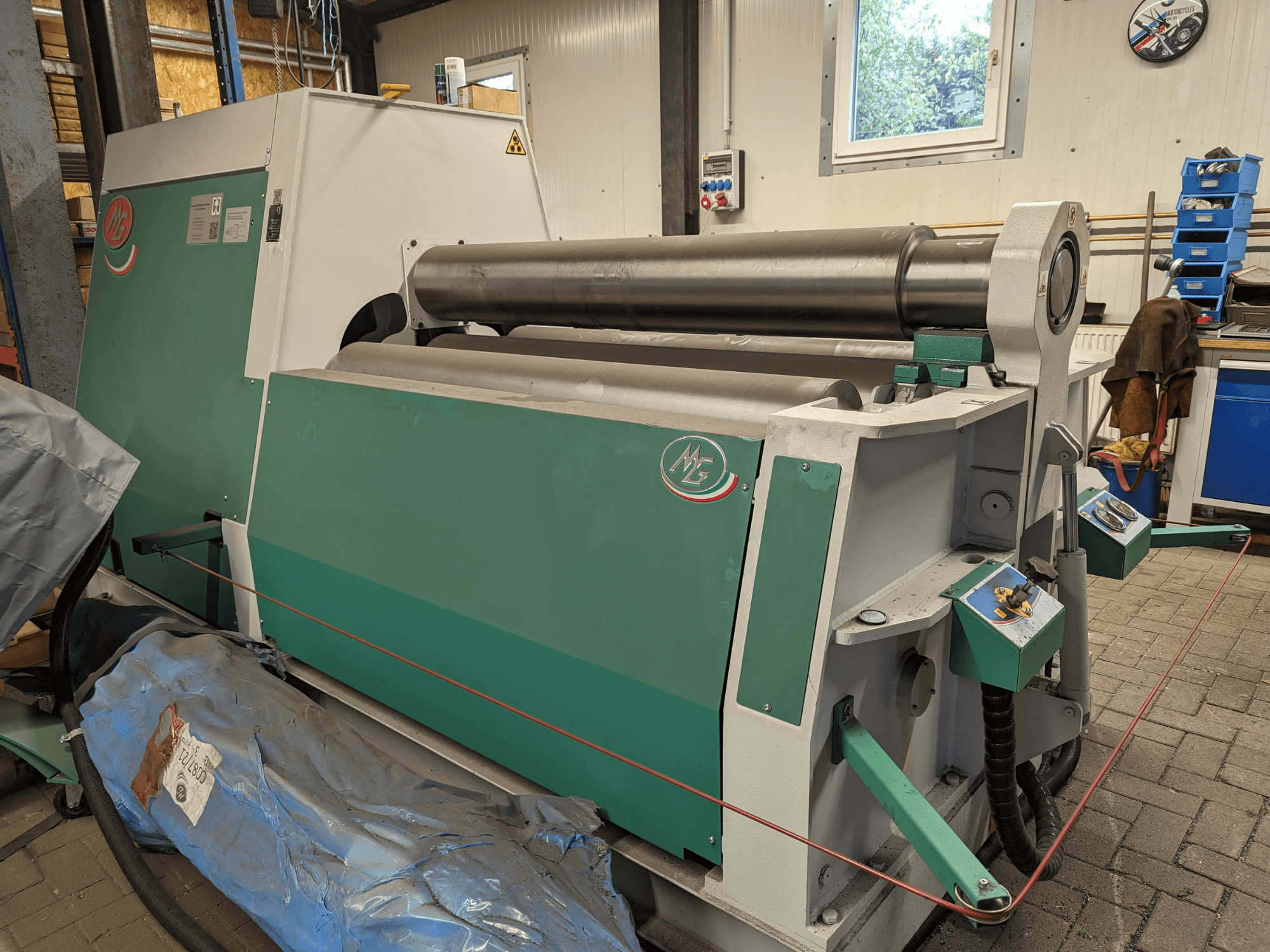 Žalios ir pilkos spalvos MG ritinių lenkimo staklių modelis MG4R1520C, šoninis vaizdas, kuriame matomi trys metalo ritiniai ir valdymo skydeliai.