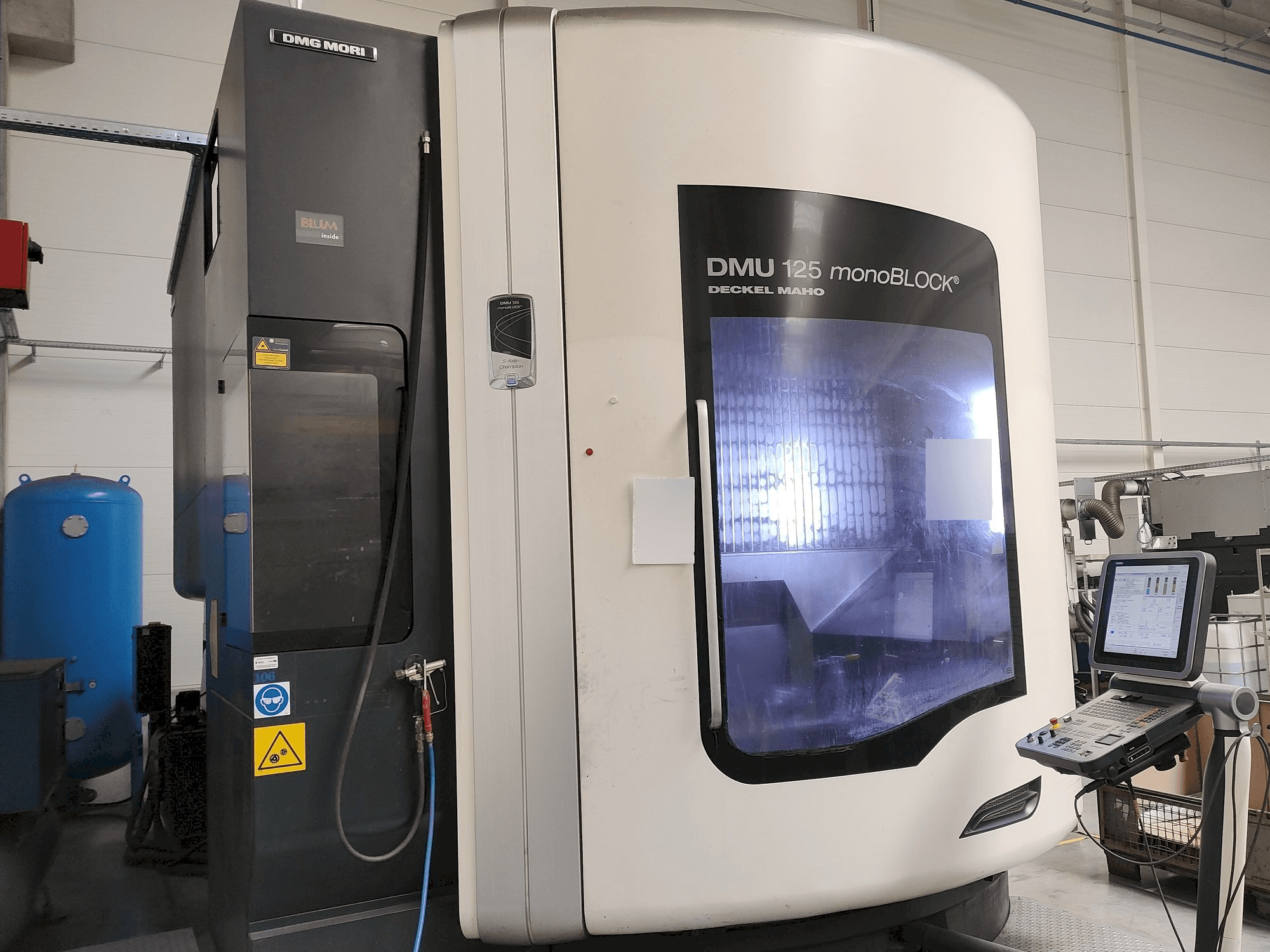 DMG MORI DMU125 monoBLOCK Mašinos vaizdas iš priekio