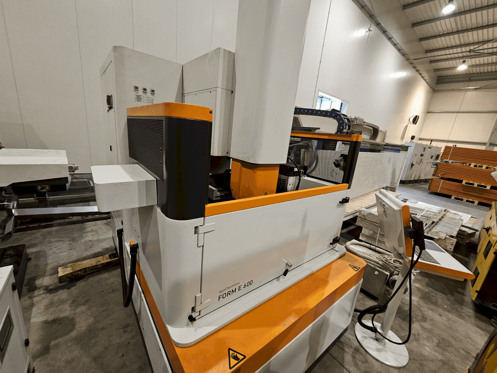 AgieCharmilles Form E 600 Mašinos vaizdas iš priekio