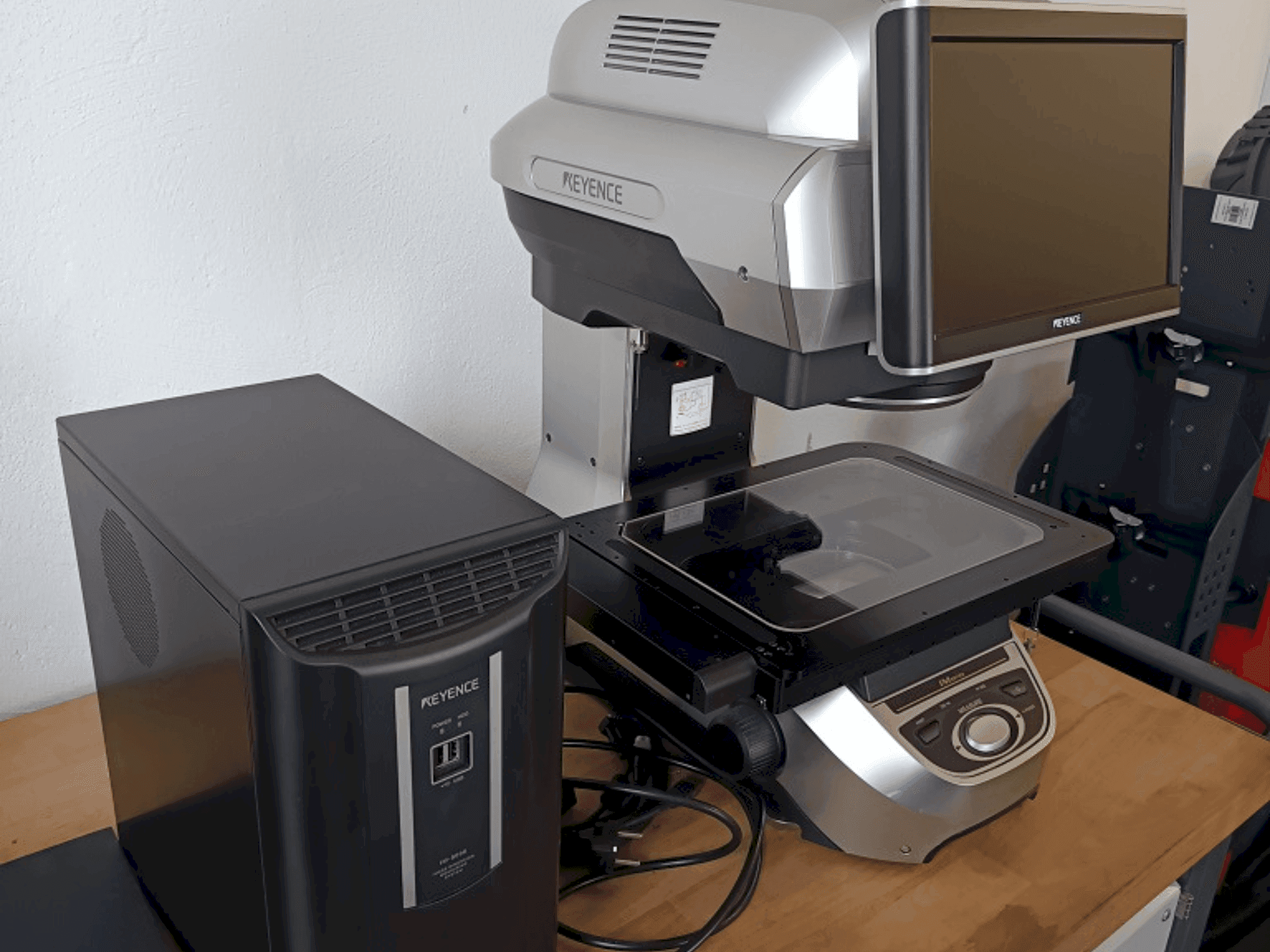 KEYENCE 8030T Mašinos vaizdas iš priekio