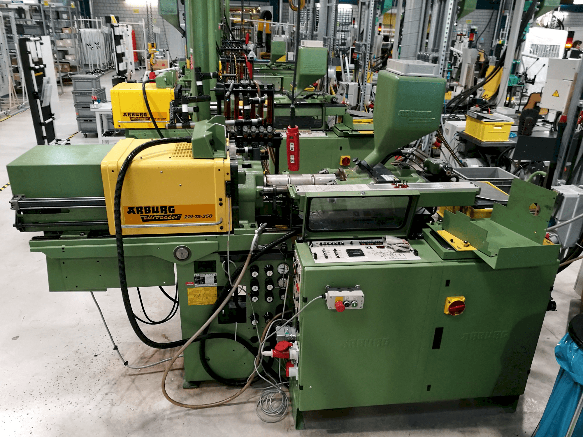 Arburg Allrounder 221-75-350 Mašinos vaizdas iš dešinės pusės