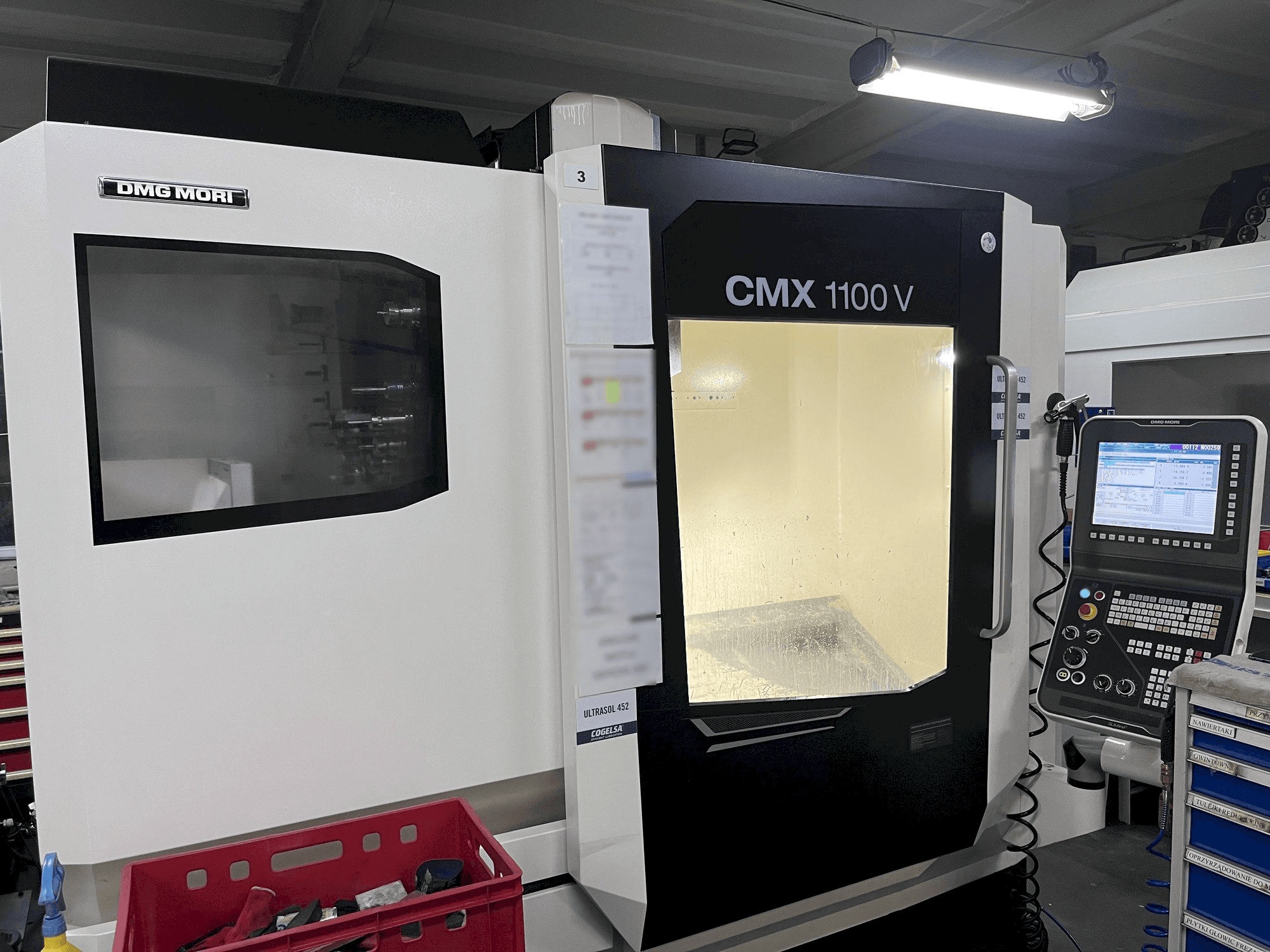 DMG MORI CMX 1100 V Mašinos vaizdas iš kairės pusės