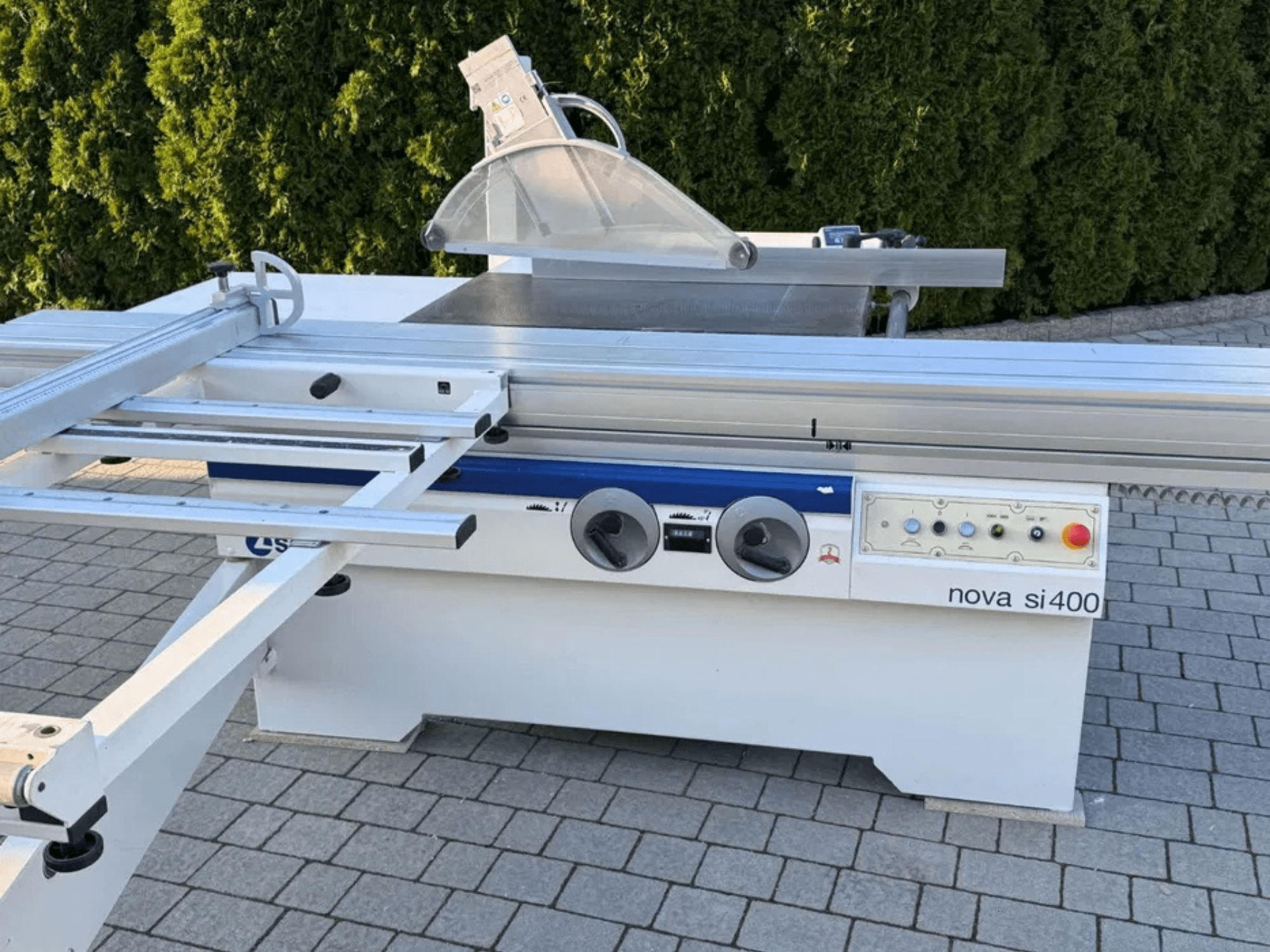 SCM NOVA 400 apskritiminis medžio pjūklas, vaizdas iš priekio: matomas pjūklo diskas, valdymo skydelis ir tvirtas metalinis rėmas.