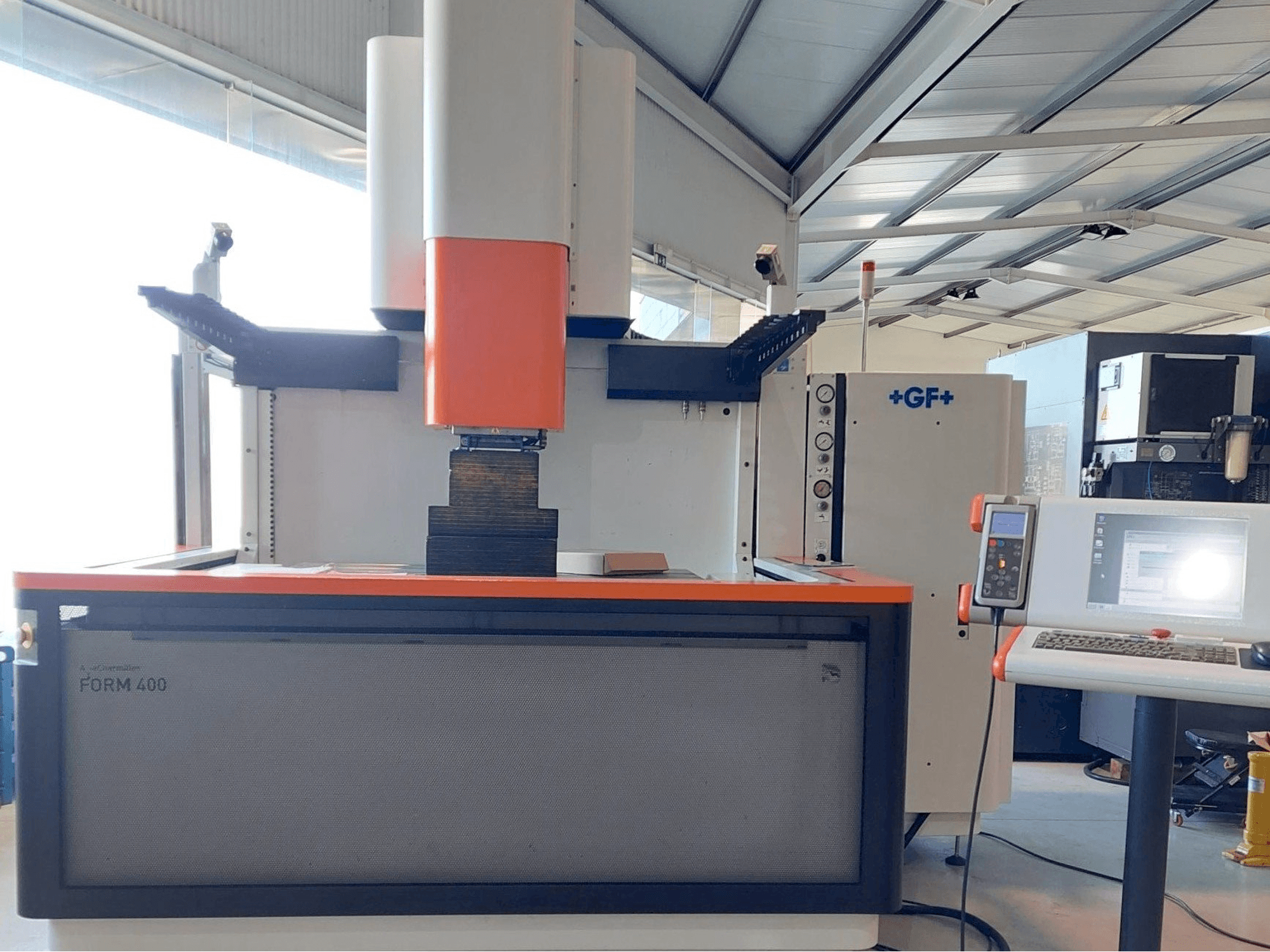 AgieCharmilles FORM 400 Mašinos vaizdas iš priekio