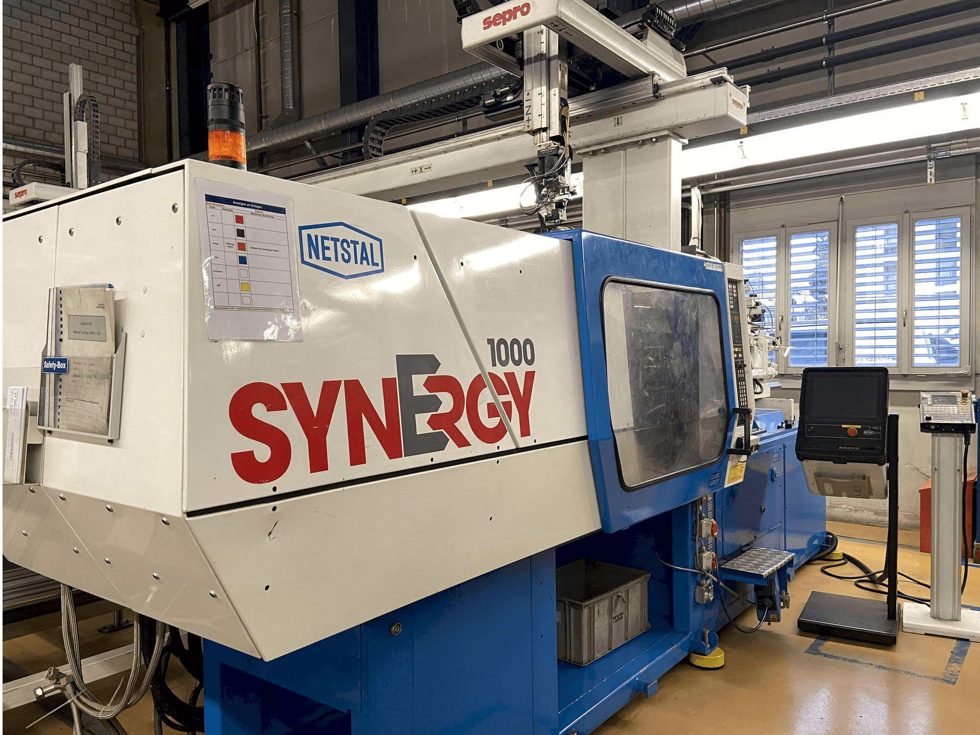 Netstal SYNERGY 1000-230 Mašinos vaizdas iš priekio