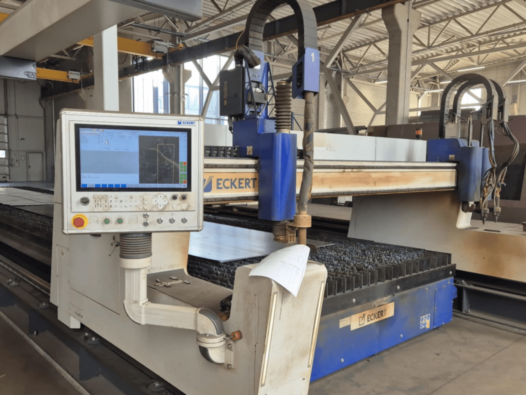 ECKERT CNC pjovimo staklių valdymo skydelis iš priekio su jutikliniu ekranu ir įvairiais valdymo mygtukais.