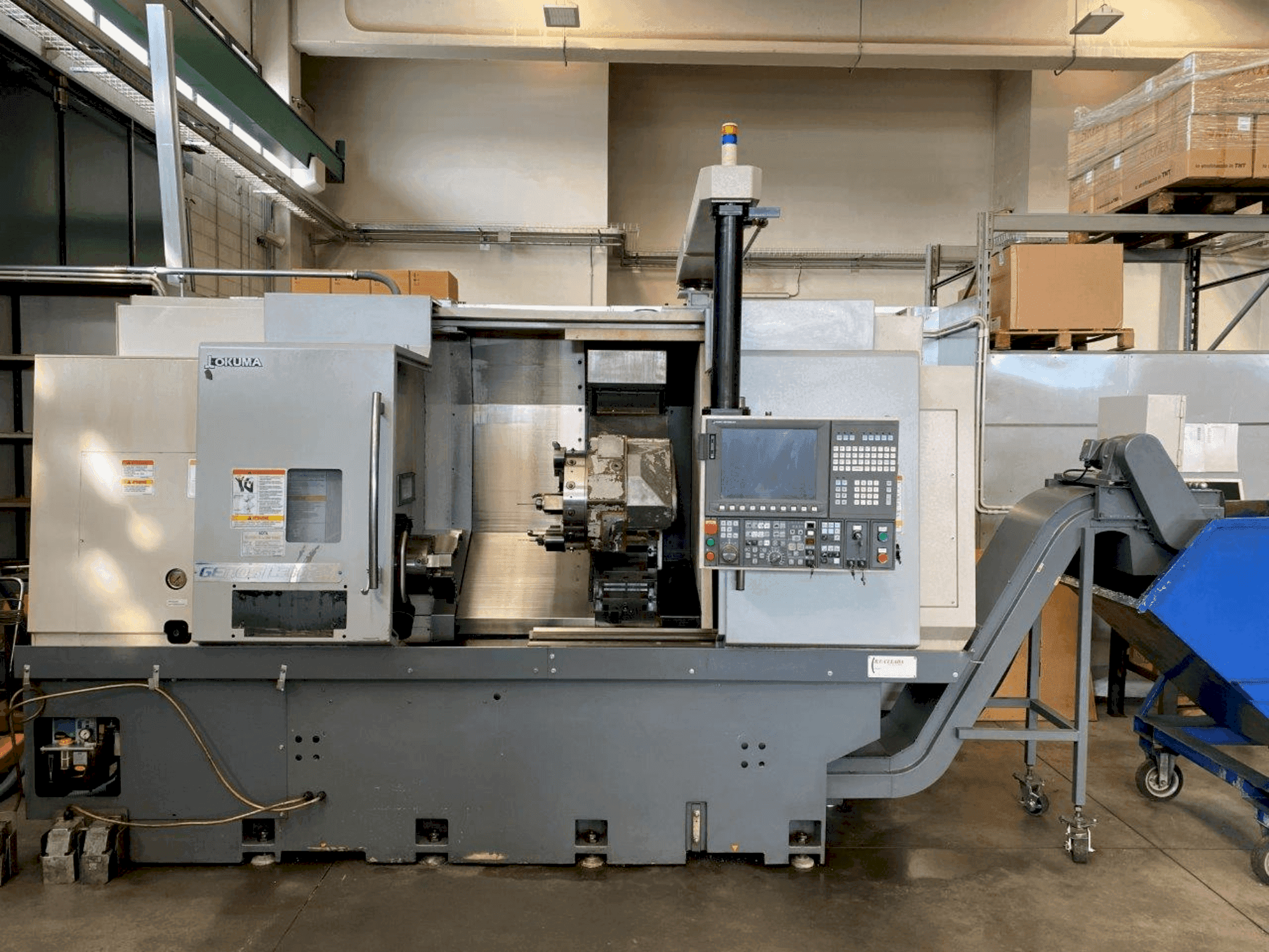 Okuma Genos L300E-MY Mašinos vaizdas iš priekio