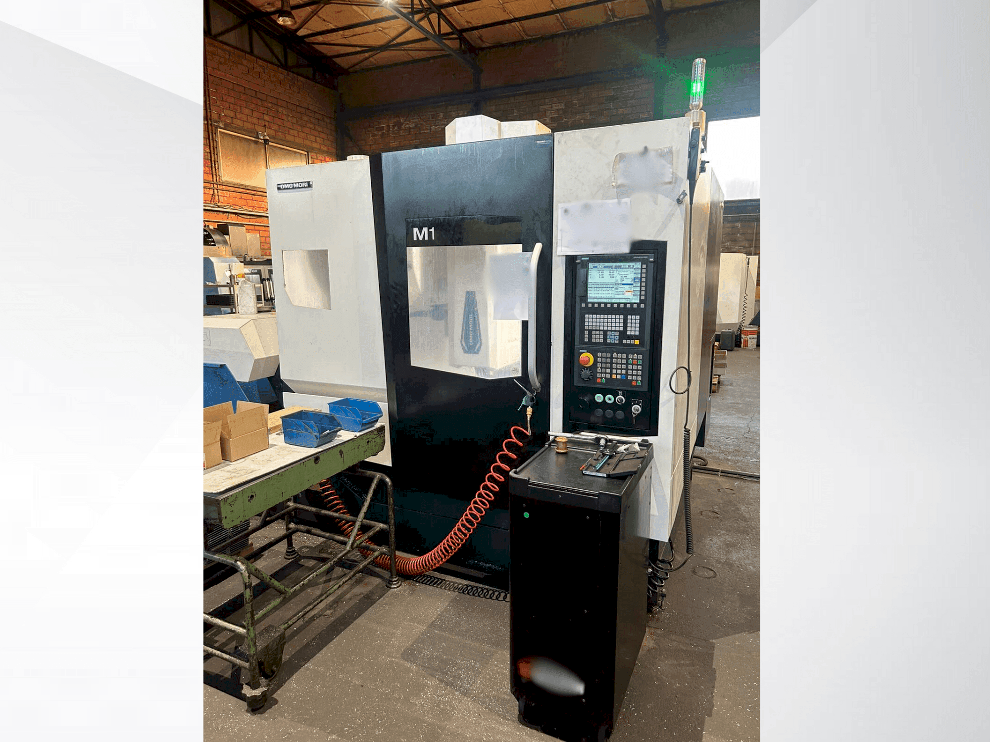 DMG MORI M1 PRO Mašinos vaizdas iš priekio