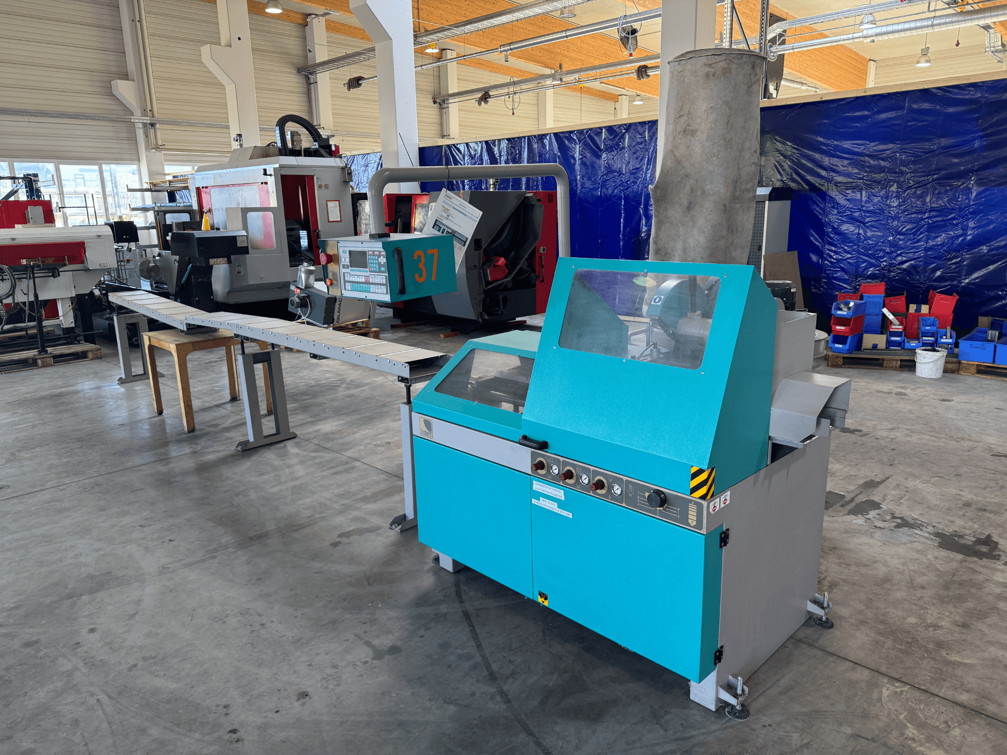 Diskinis metalo pjūklas "Imet VELOX 350 AF-ENC" dirbtuvėse, priekinis vaizdas, kuriame matomas valdymo skydelis ir dulkių nusiurbimo sistema.