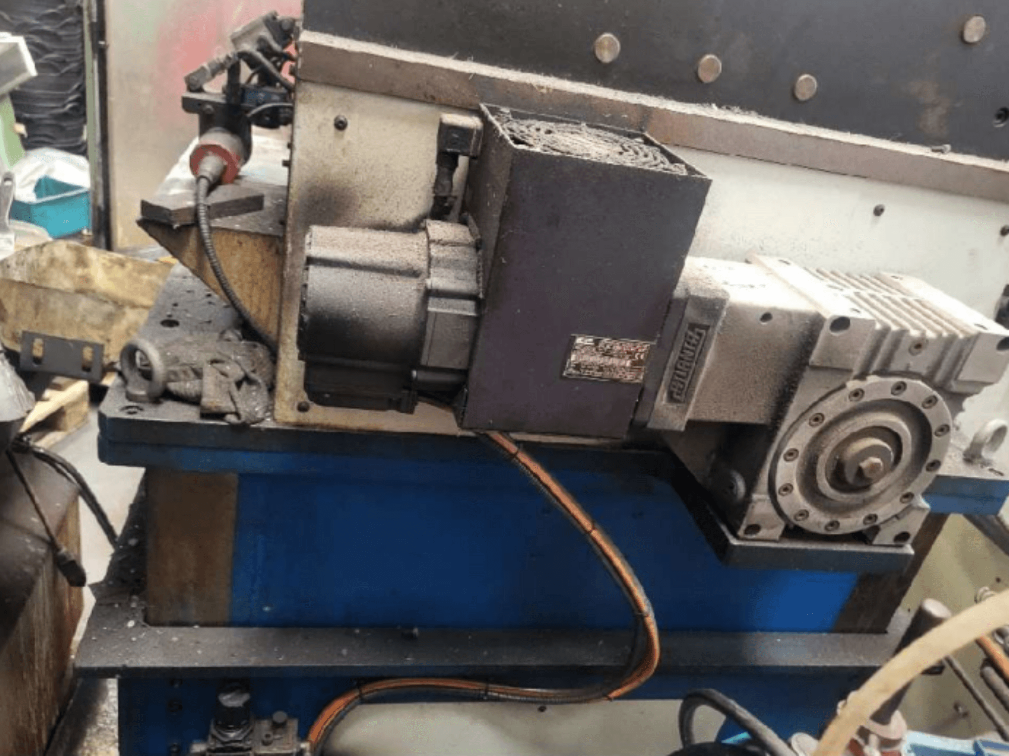 Mechaninis štampavimo presas PRESSIX 160 CNR 6, šoninis vaizdas, kuriame matyti variklis ir jungtys ant mėlynos platformos.