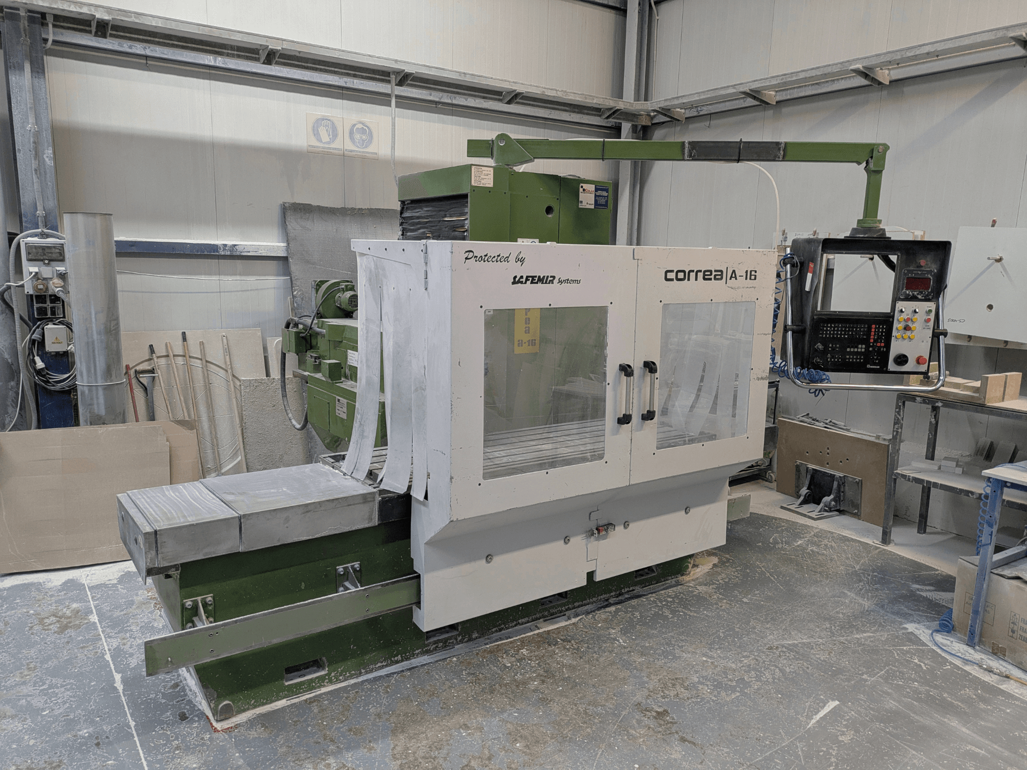 "Correa A-16" frezavimo staklės dirbtuvėse, vaizdas iš priekio su valdymo skydeliu ir darbo paviršiumi, demonstruojantis pramoninį dizainą ir funkcionalumą.