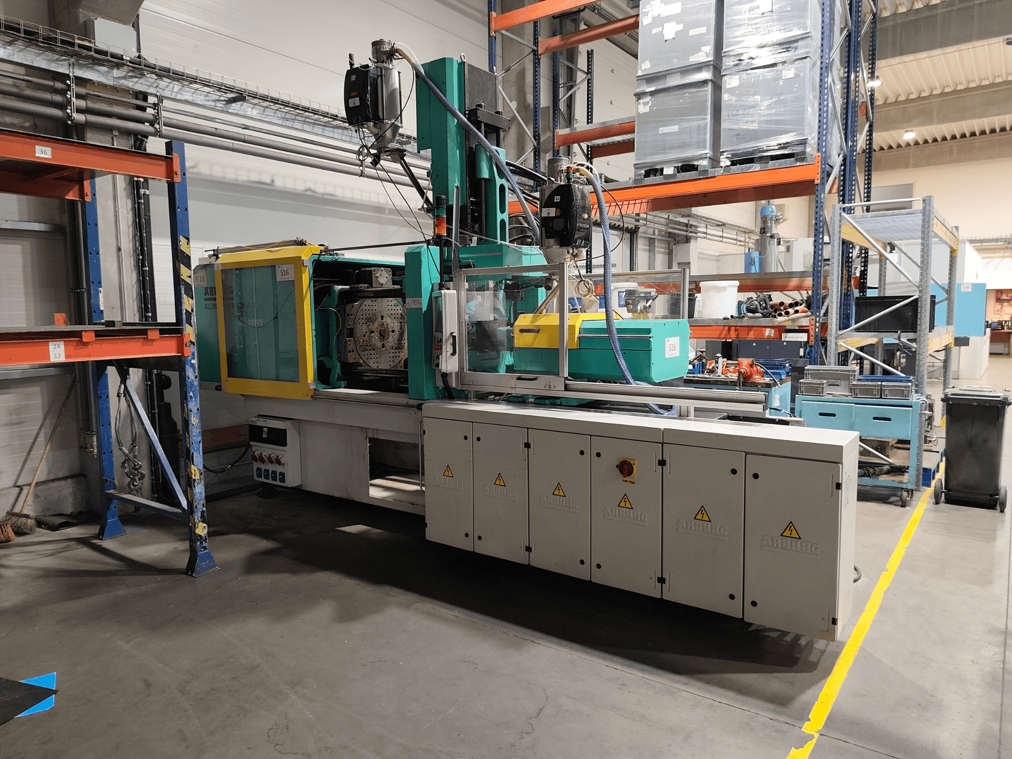 „Arburg Allrounder 520 A 1500-70 Alldrive“ hidraulinis liejimo staklės, vaizdas iš šono gamykloje.