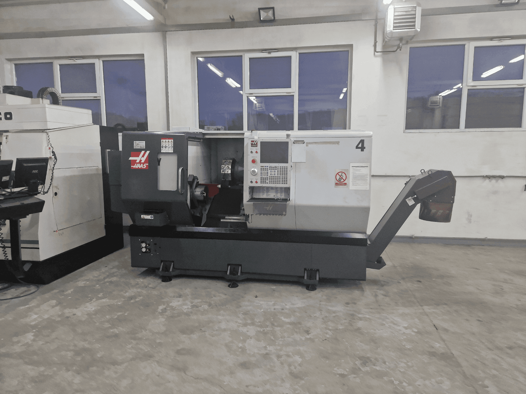 HAAS ST-30Y Mašinos vaizdas iš priekio