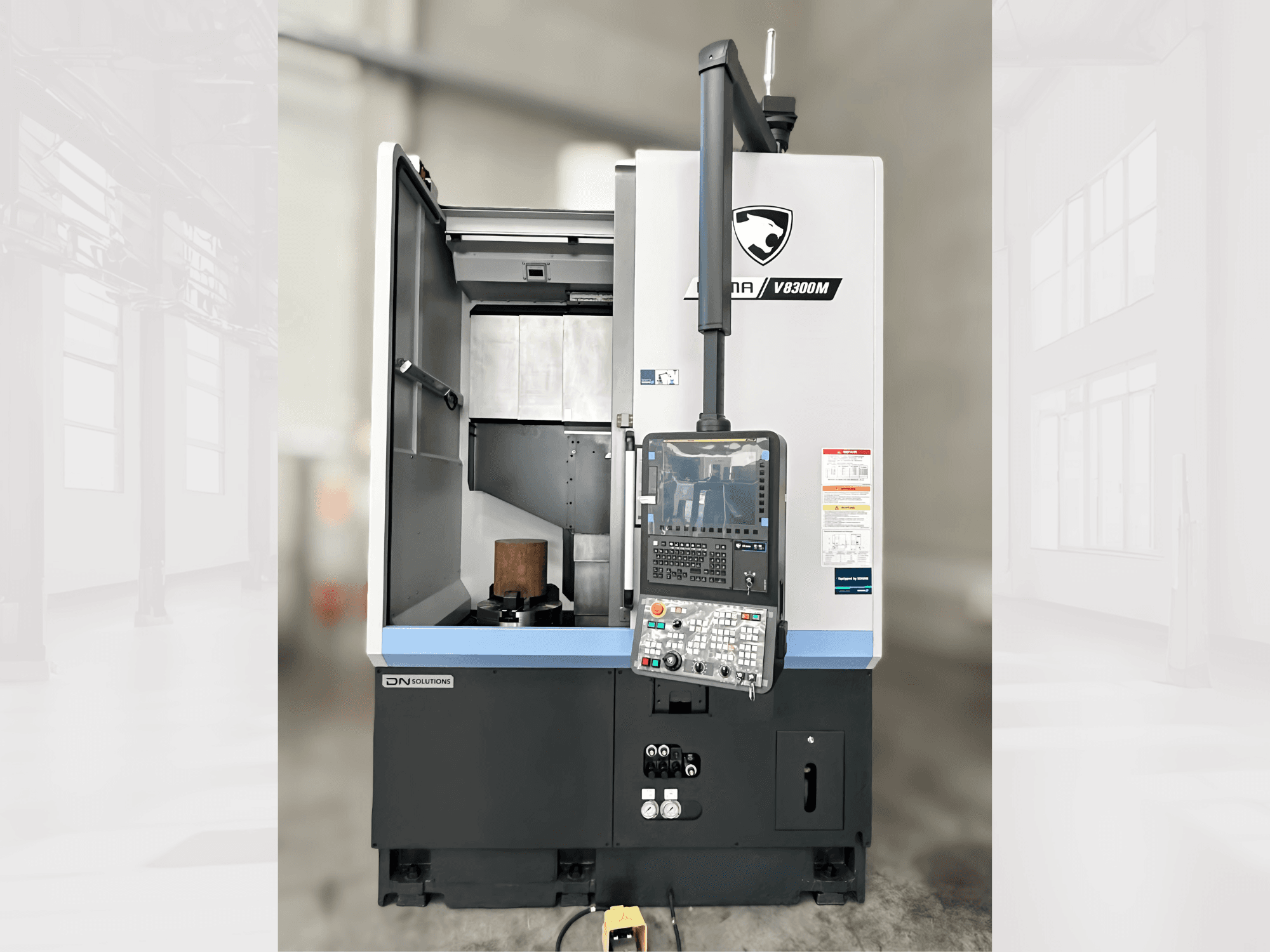 Vertikalios tekinimo staklės "Puma V8300MR" iš priekio, su valdymo skydeliu ir atidarytomis durimis, kuriose matomas vidus.