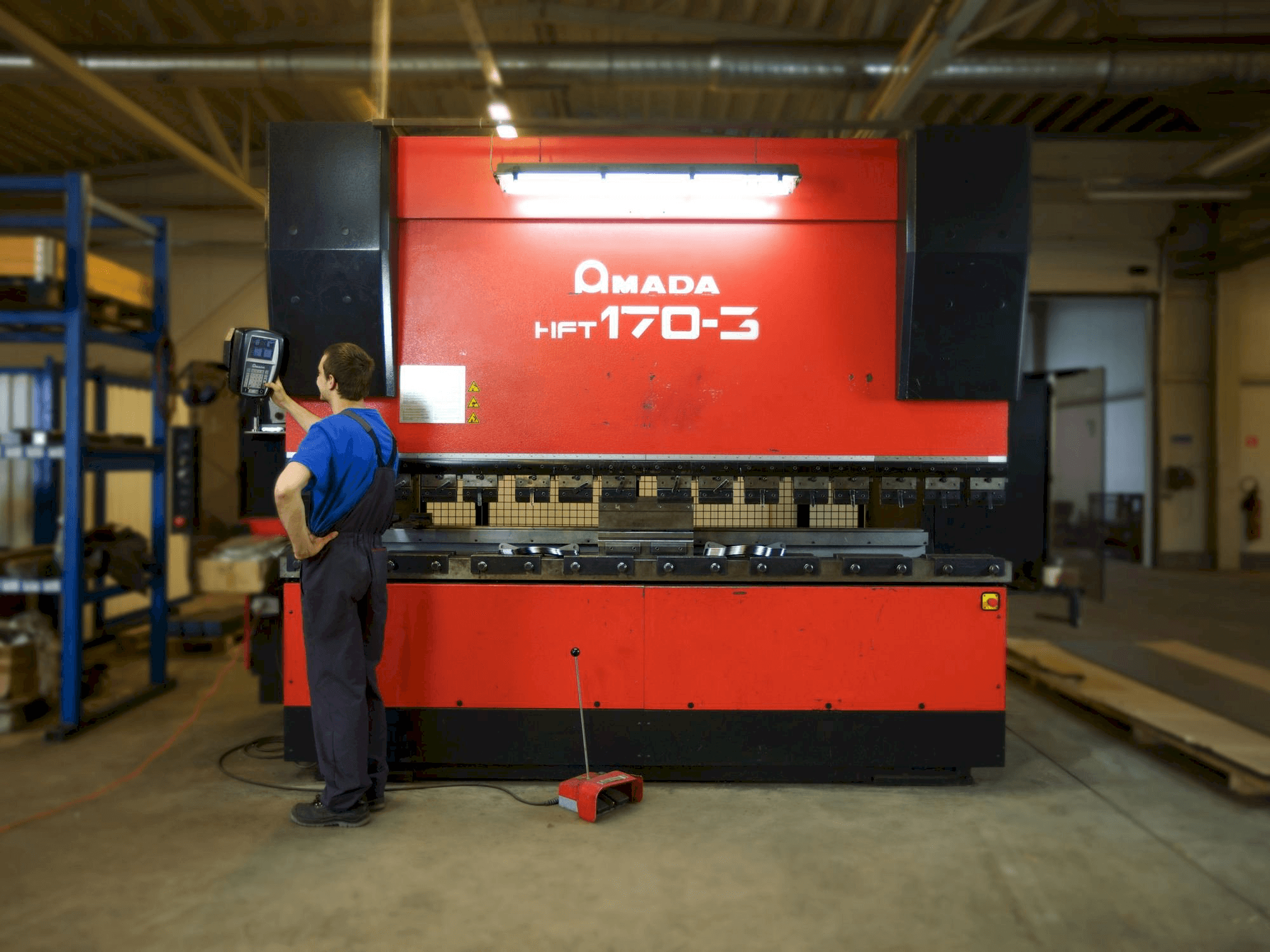 AMADA HFT 170-3 Mašinos vaizdas iš priekio