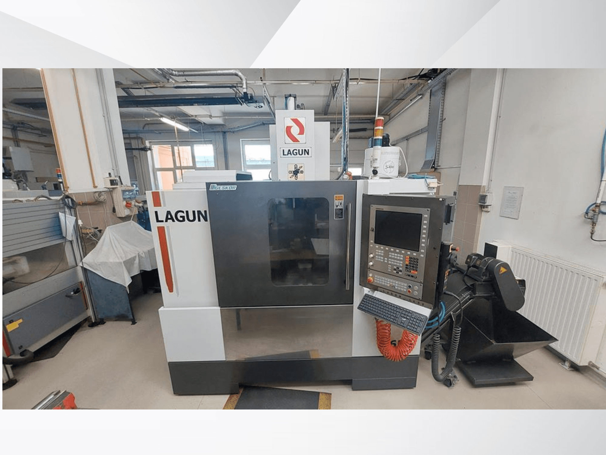 Vertikalusis apdirbimo centras „LAGUN L650“, vaizdas iš priekio, kuriame matomas valdymo pultas, didelė darbo zona ir dulkių surinkimo sistema.