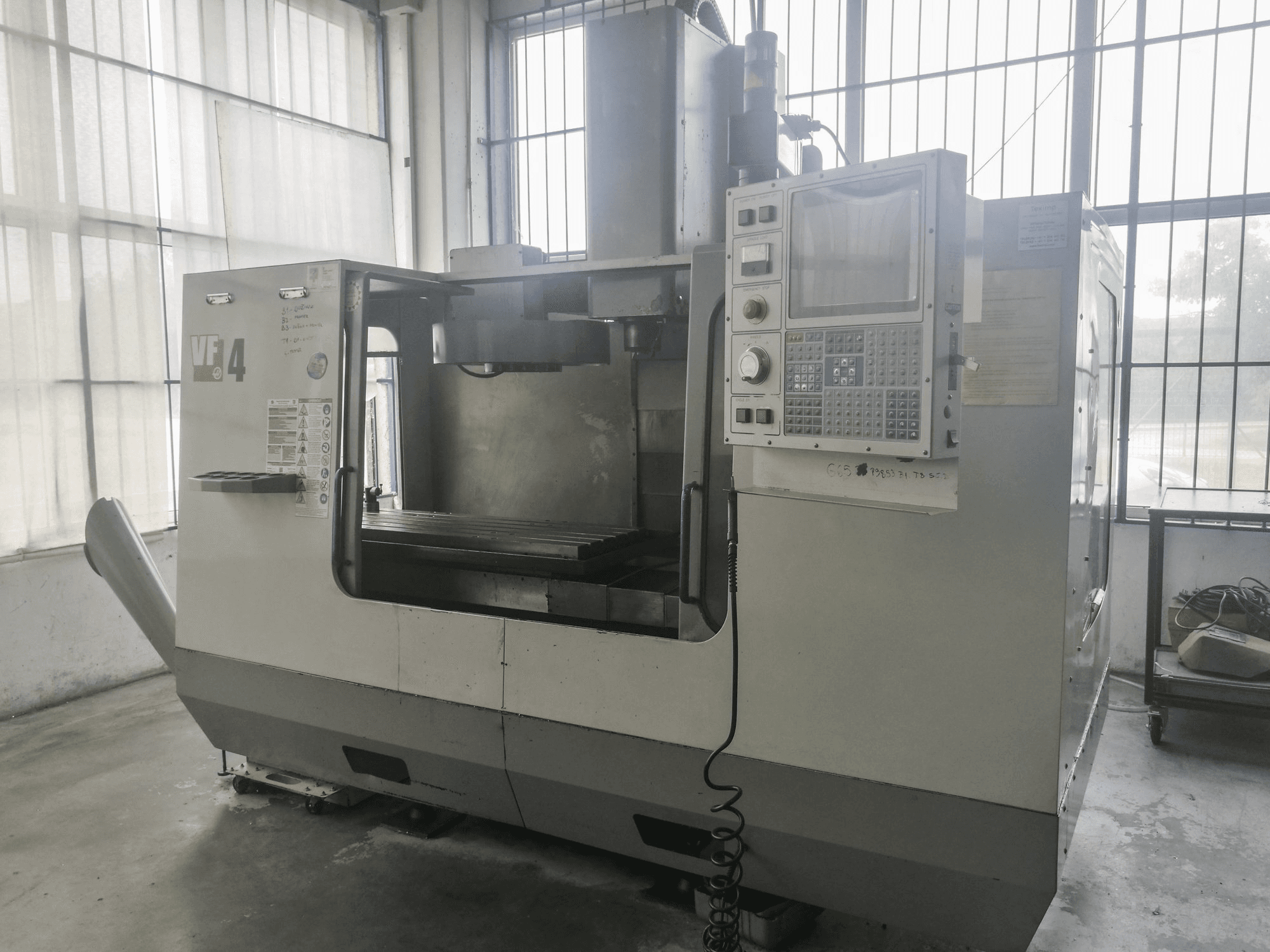 HAAS VF-4 Mašinos vaizdas iš priekio