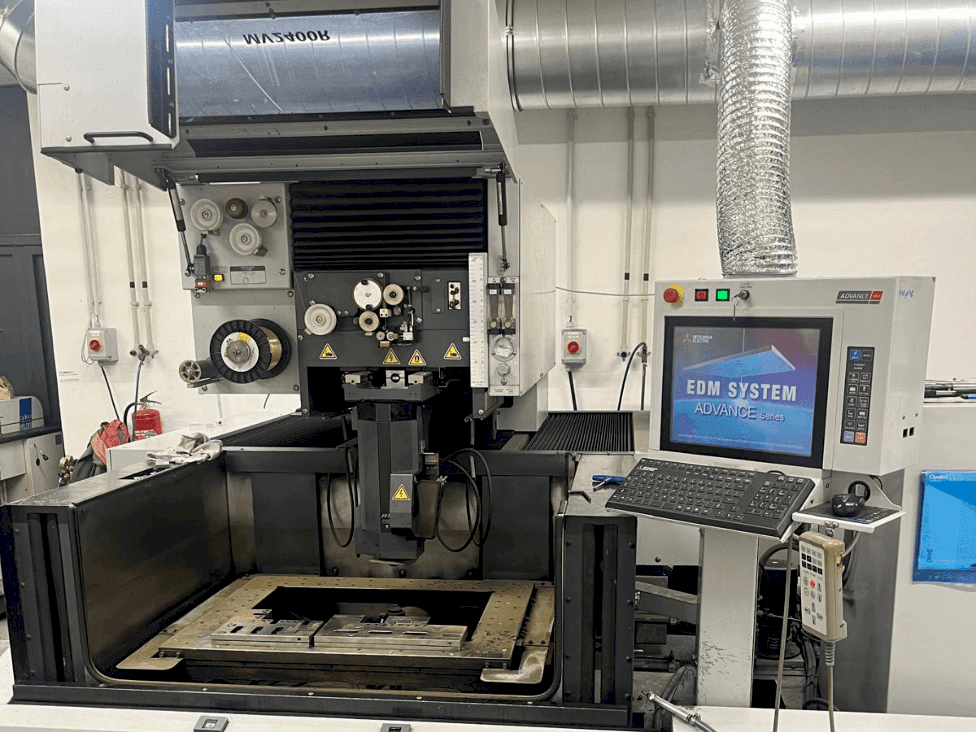 Mitsubishi MV2400 R Mašinos vaizdas iš priekio