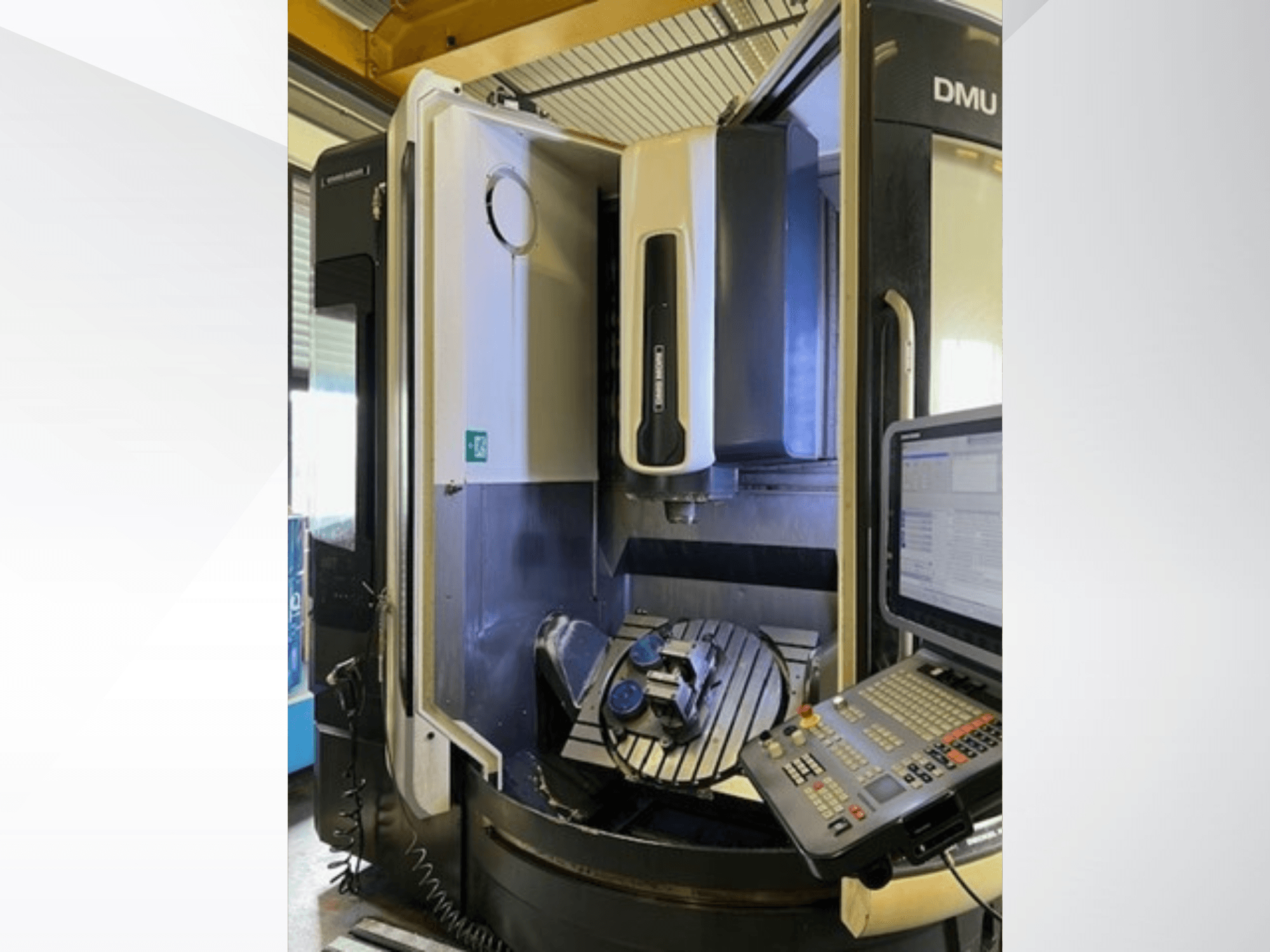 DMG MORI DMU 75 Vienblokio universalaus apdirbimo centro priekinis vaizdas, kuriame matomas valdymo skydelis ir ant stalo esanti apdirbama detalė.