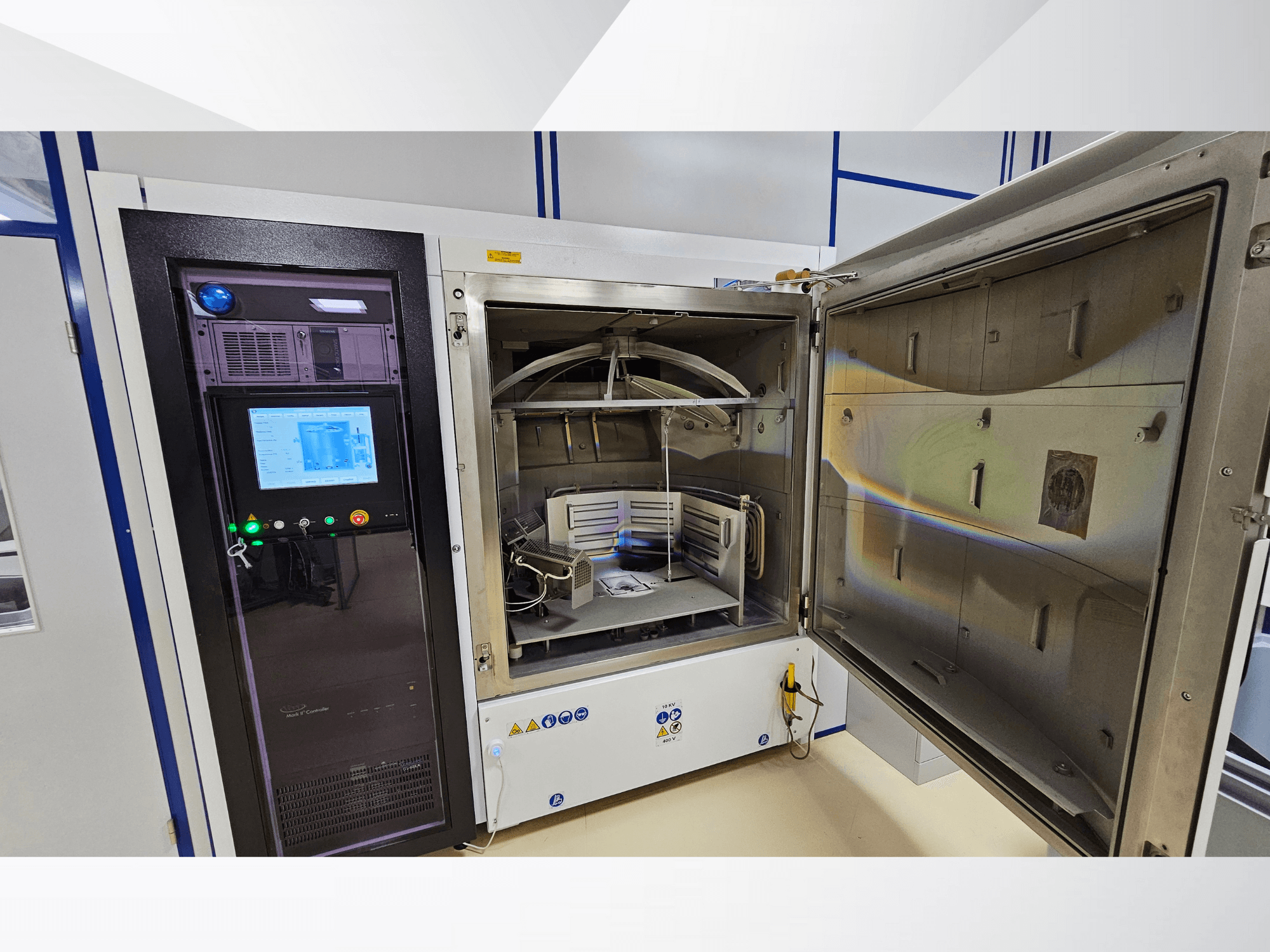 Nežinomo prekės ženklo bandymų kameros valdymo skydelis, vaizdas iš priekio; matomas jutiklinis ekranas, indikatoriai ir atidarytos durys, pro kurias matomas vidus.