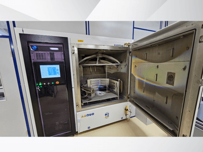 Nežinomo prekės ženklo bandymų kameros valdymo skydelis, vaizdas iš priekio; matomas jutiklinis ekranas, indikatoriai ir atidarytos durys, pro kurias matomas vidus.