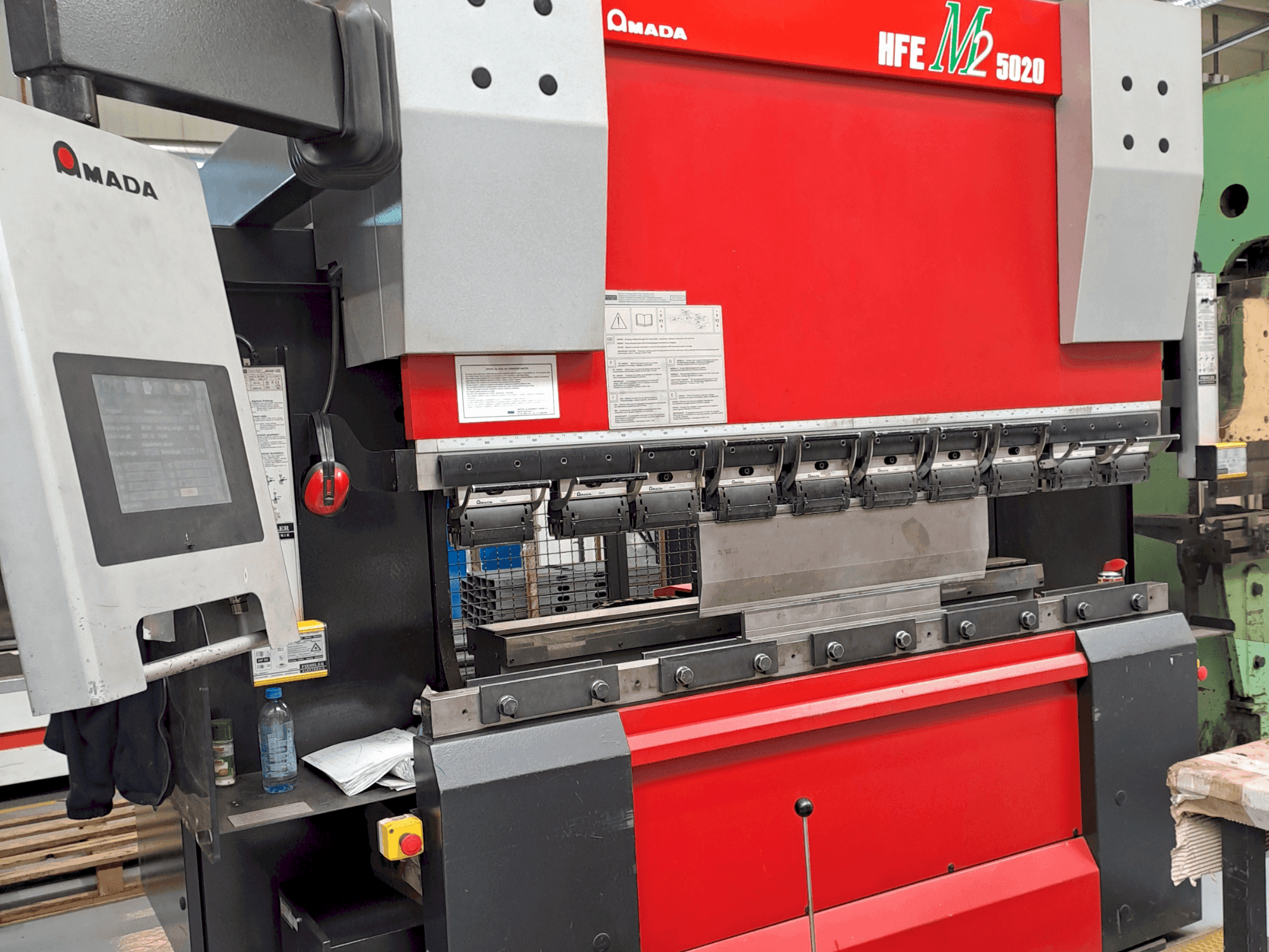 AMADA HFE M2 5020 Mašinos vaizdas iš priekio