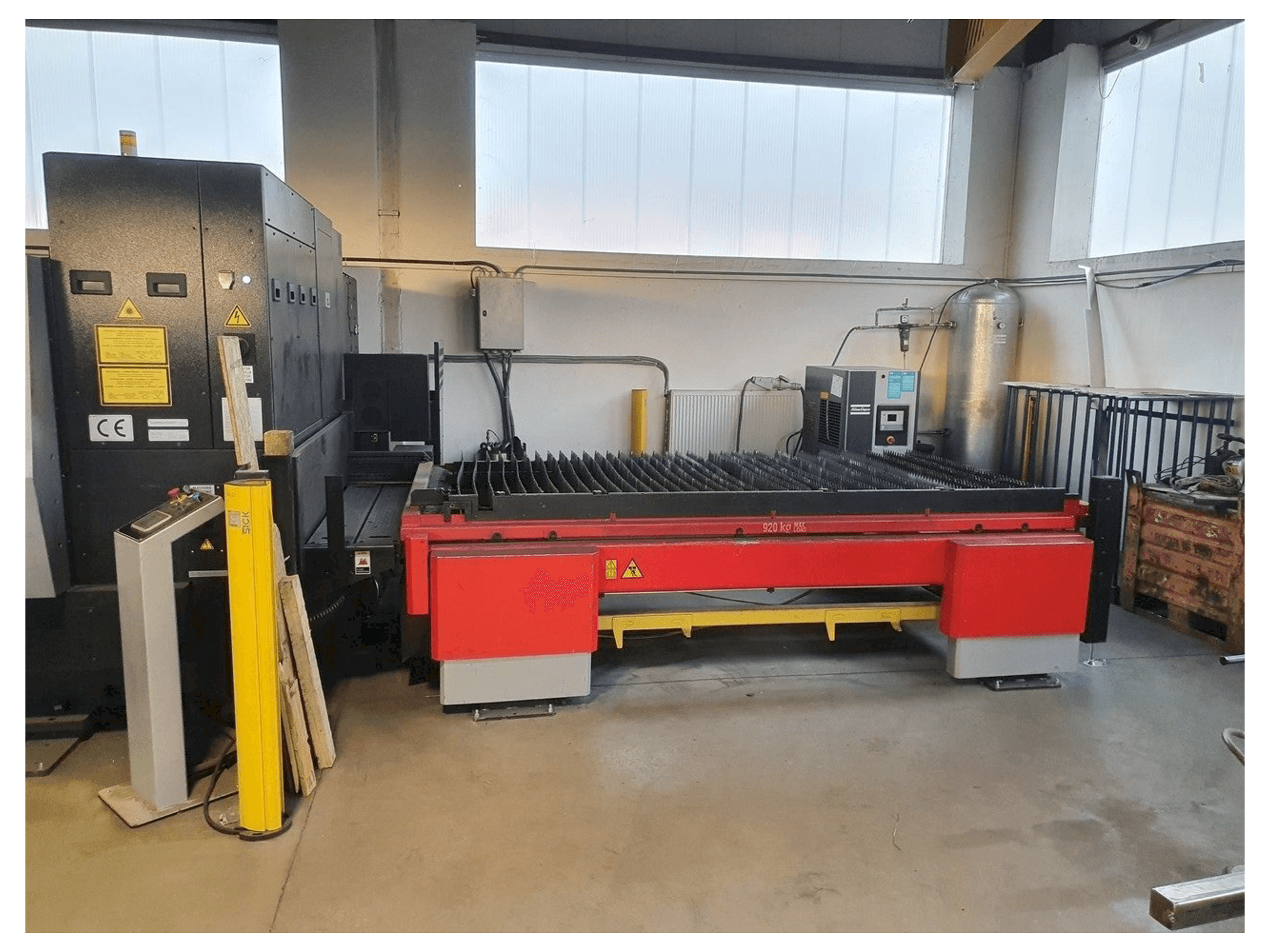 AMADA 3015 AJ Mašinos vaizdas iš priekio