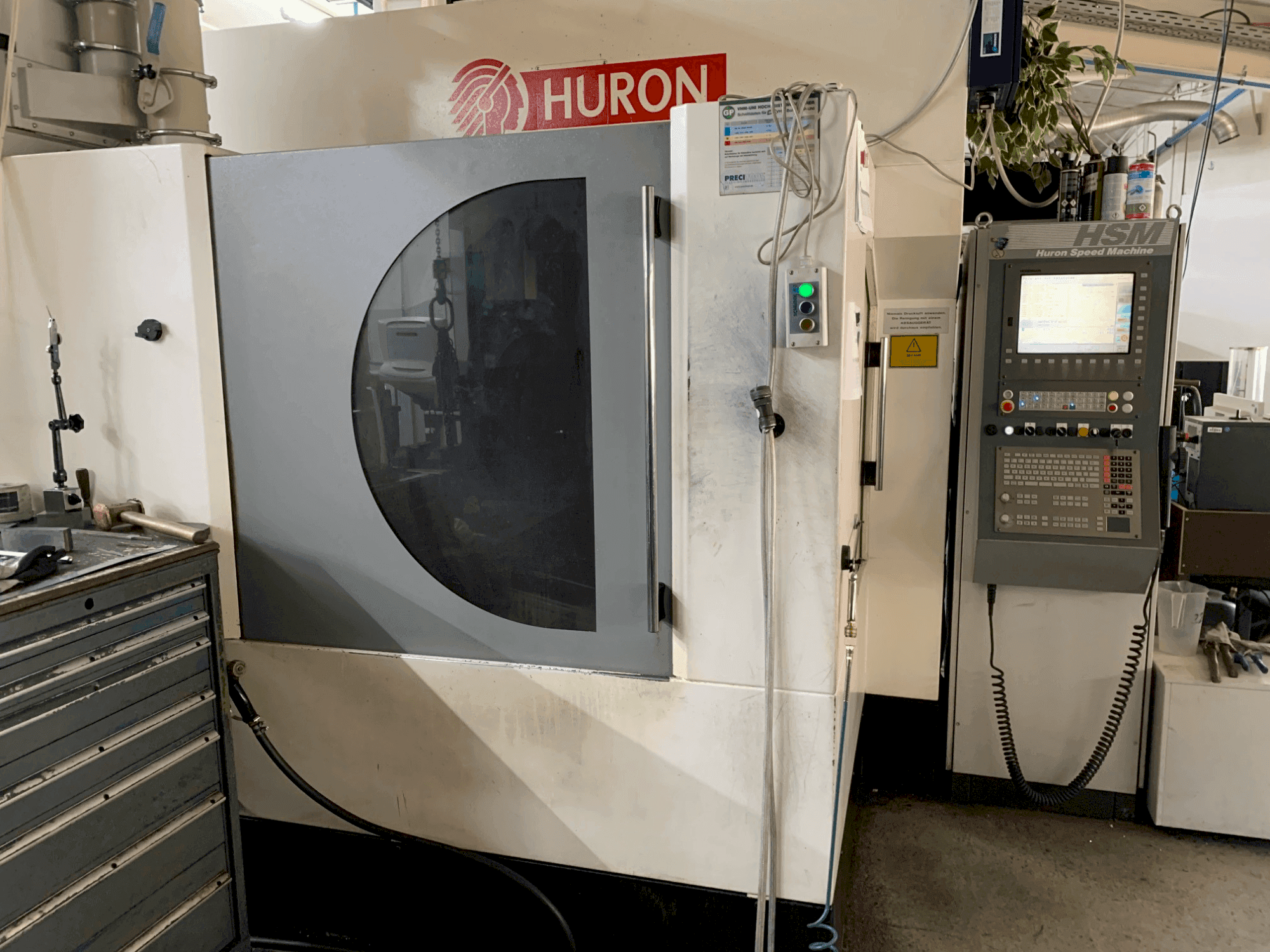 Huron K2X10 Mašinos vaizdas iš priekio