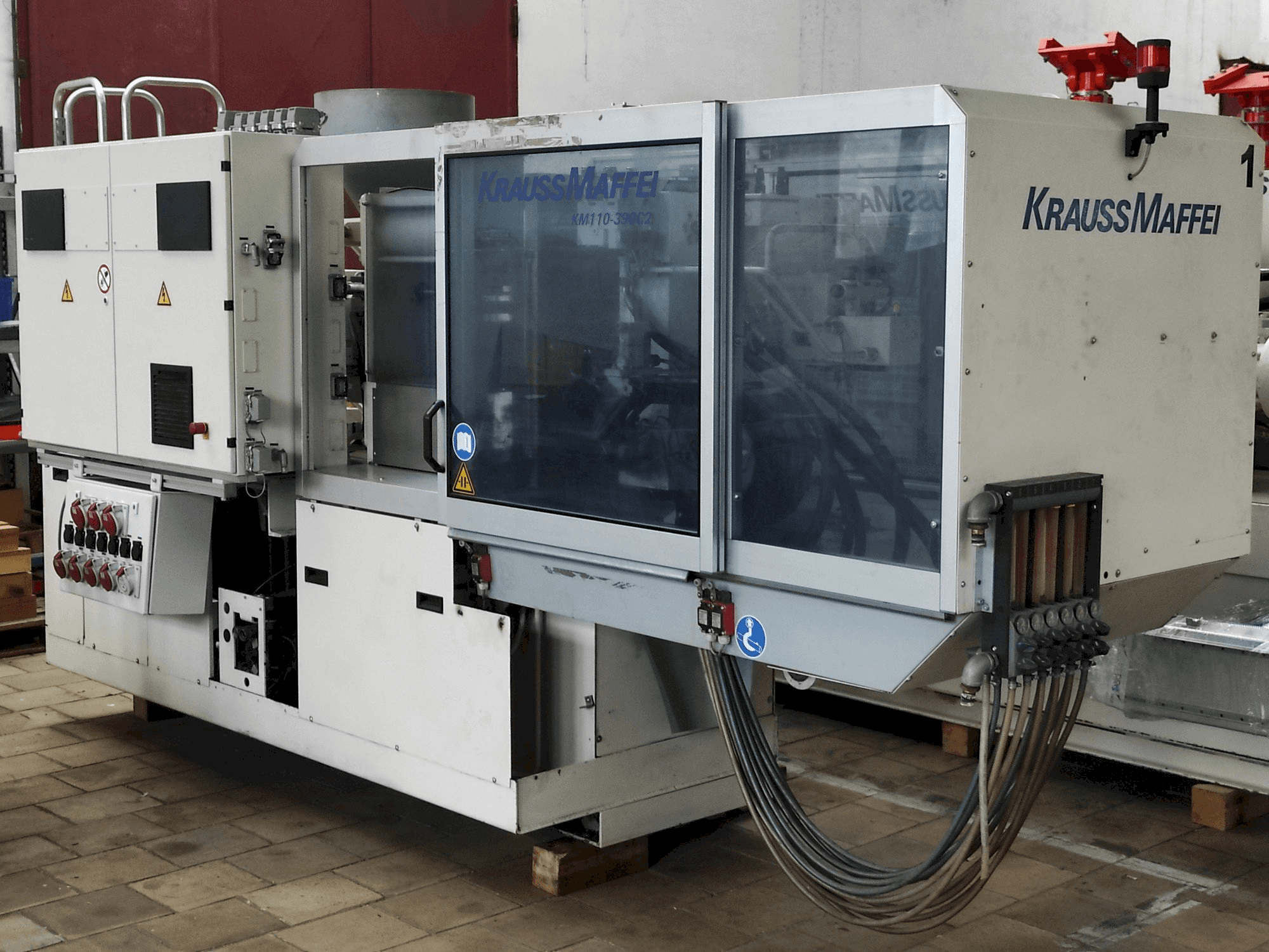 Krauss Maffei 110 - 390 C2 Mašinos vaizdas iš priekio