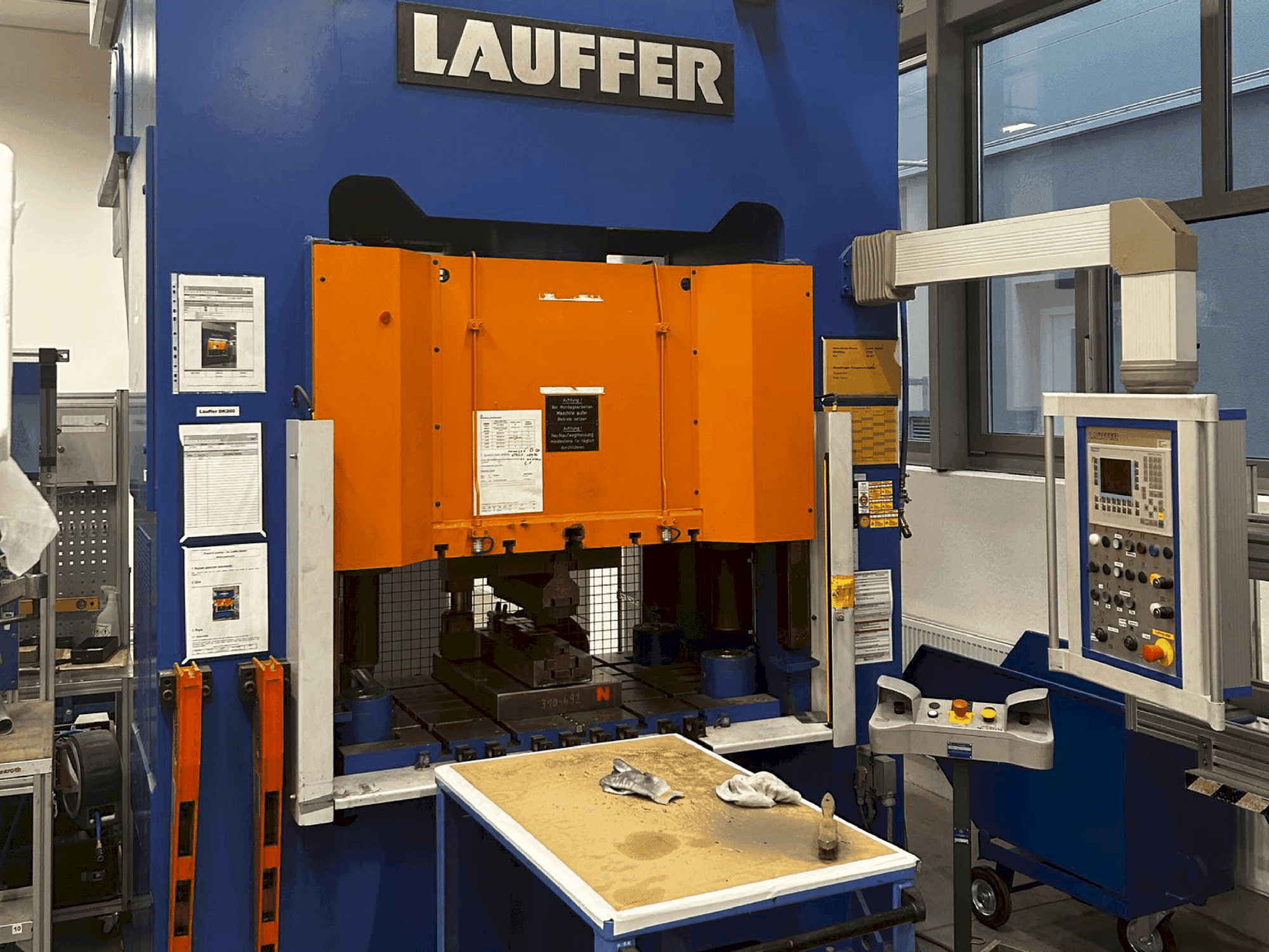 LAUFFER DK 200 (2007) Mašinos vaizdas iš priekio