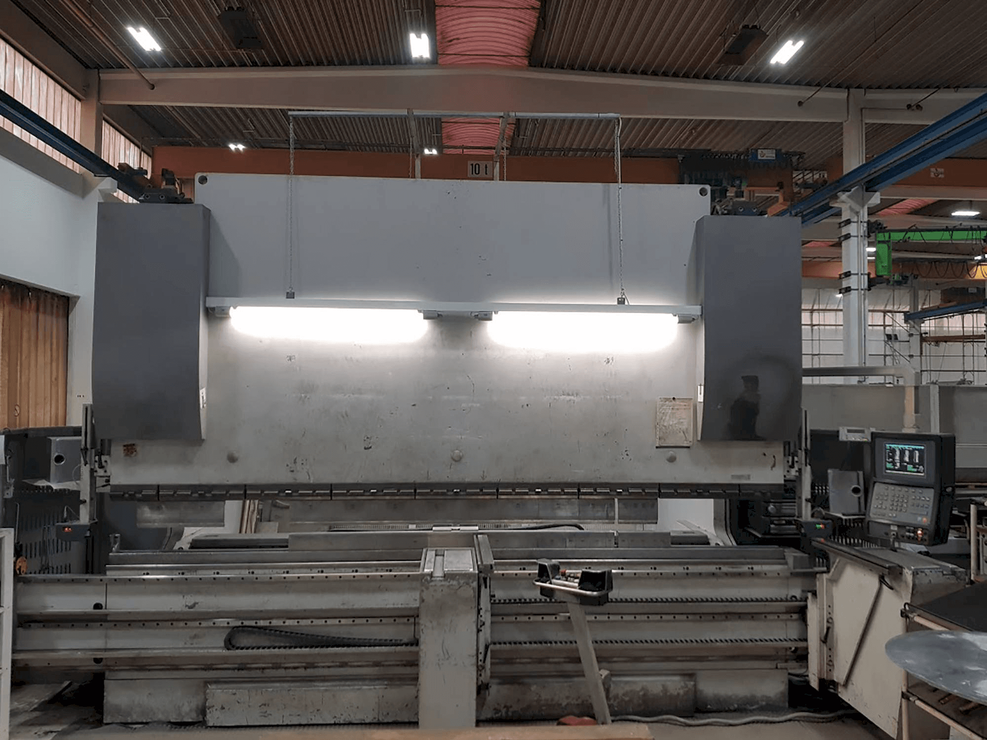 EHT Multipress 300-40 Mašinos vaizdas iš priekio