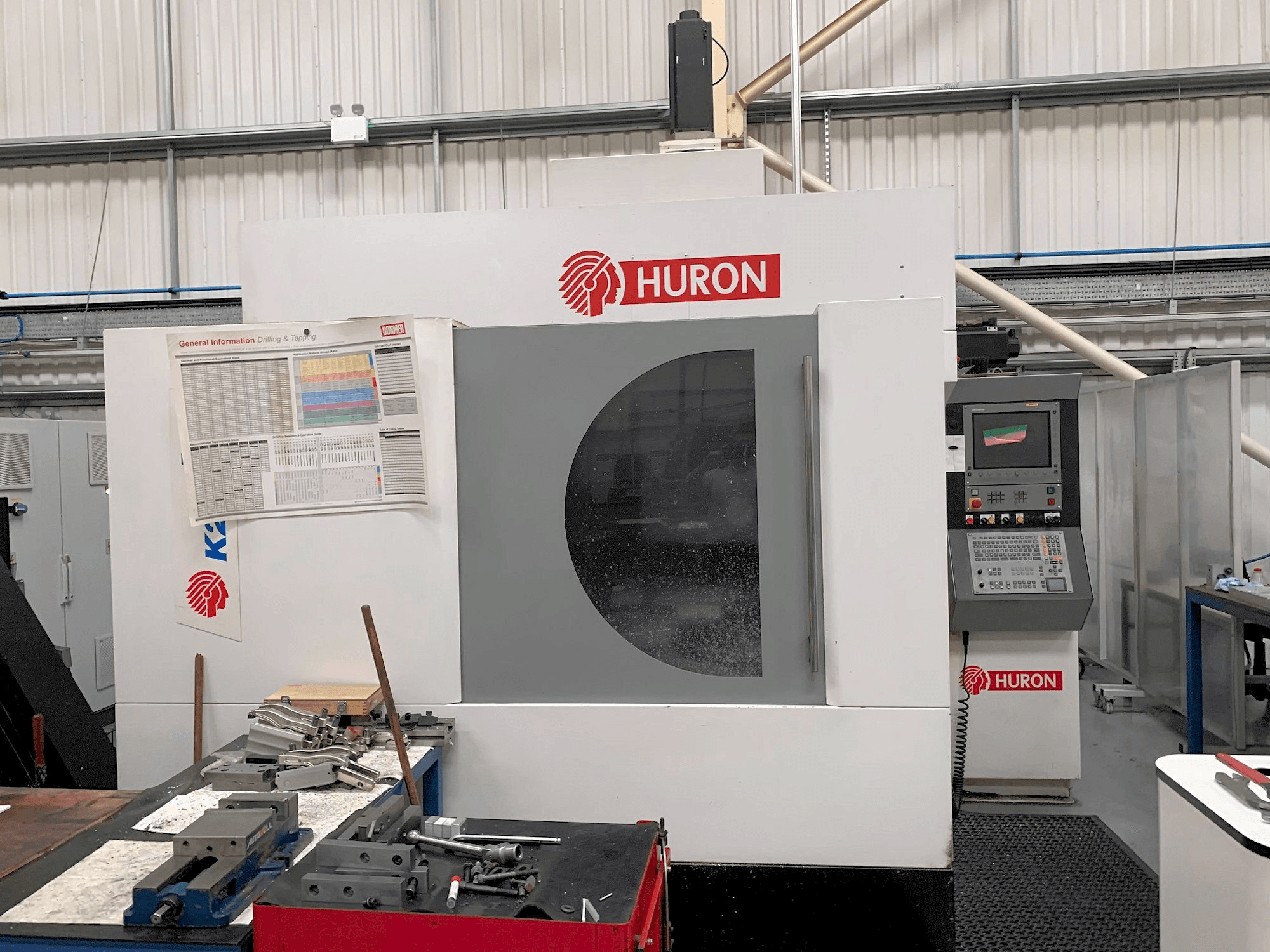 Hurco K2X 10 Mašinos vaizdas iš priekio