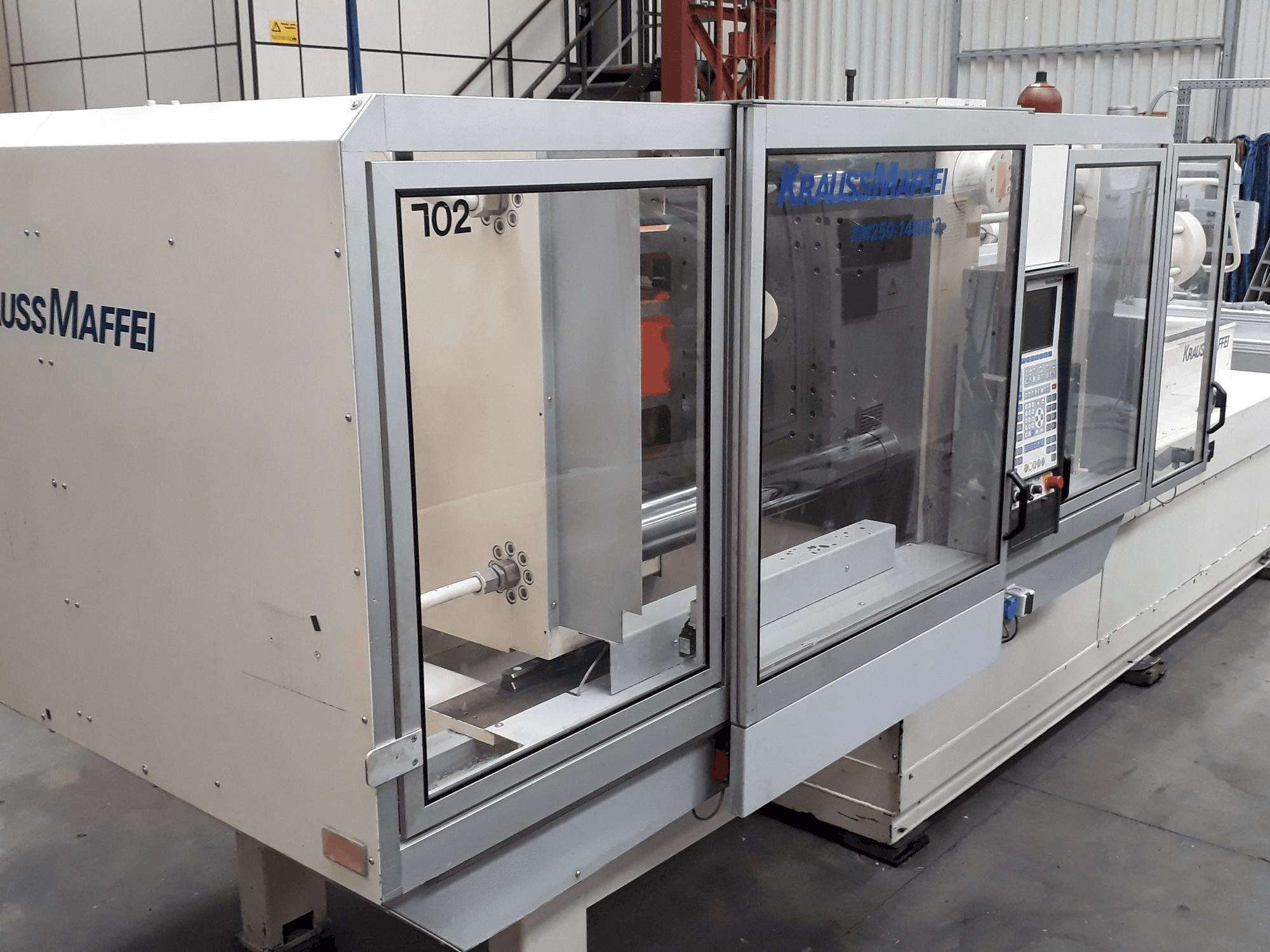 Krauss Maffei 250-1400 C2 Mašinos vaizdas iš priekio