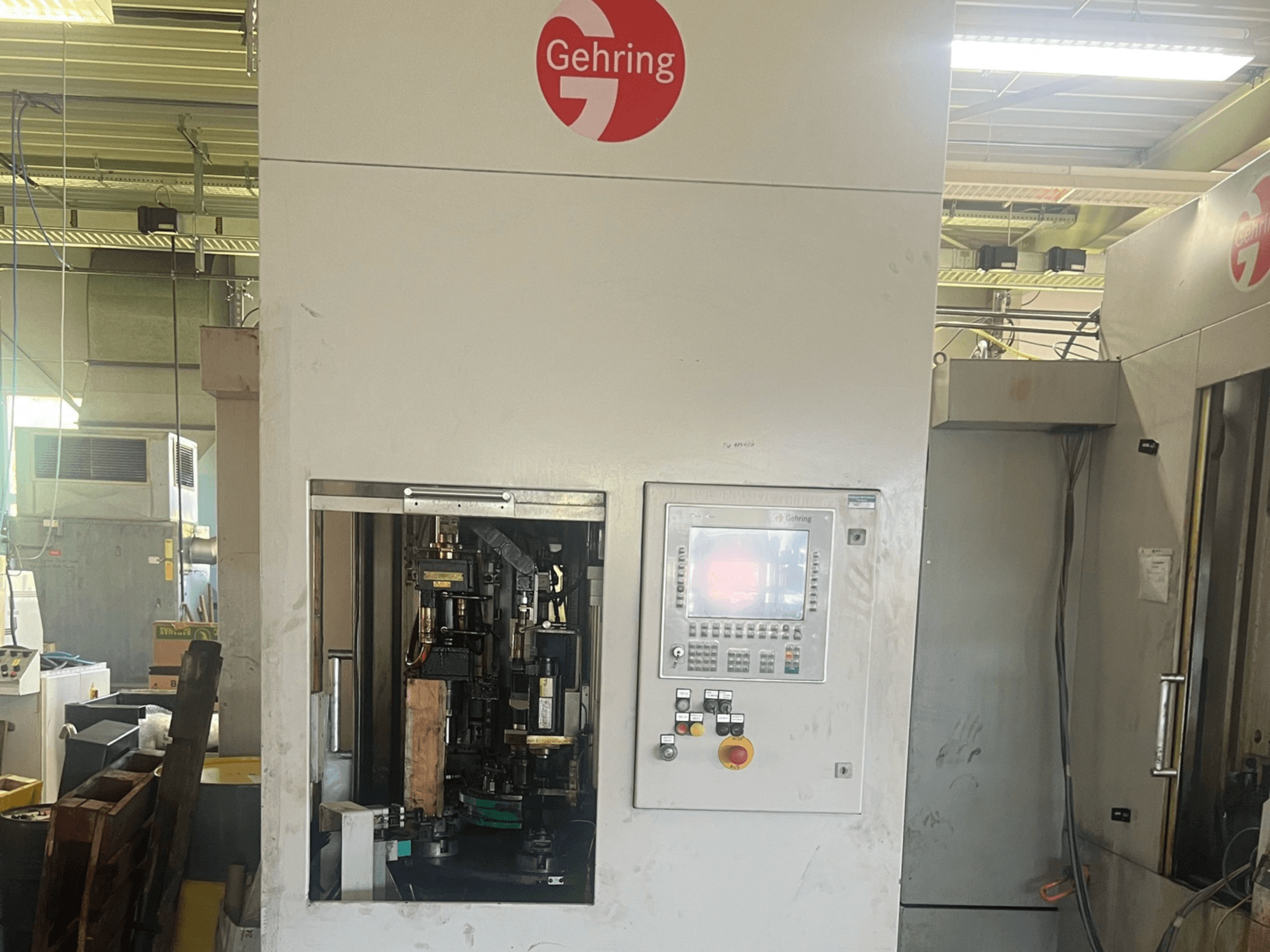 GEHRING L2-630 vertikalios honavimo staklės, vaizdas iš priekio, matyti valdymo įtaisai ir vidinė honavimo mechanika.