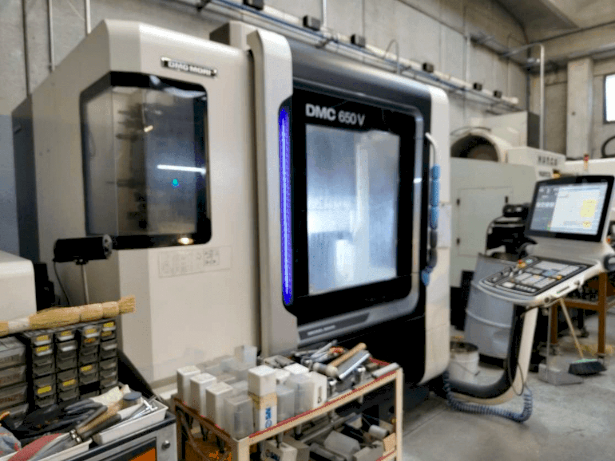 DMG MORI DMC 650V Mašinos vaizdas iš priekio
