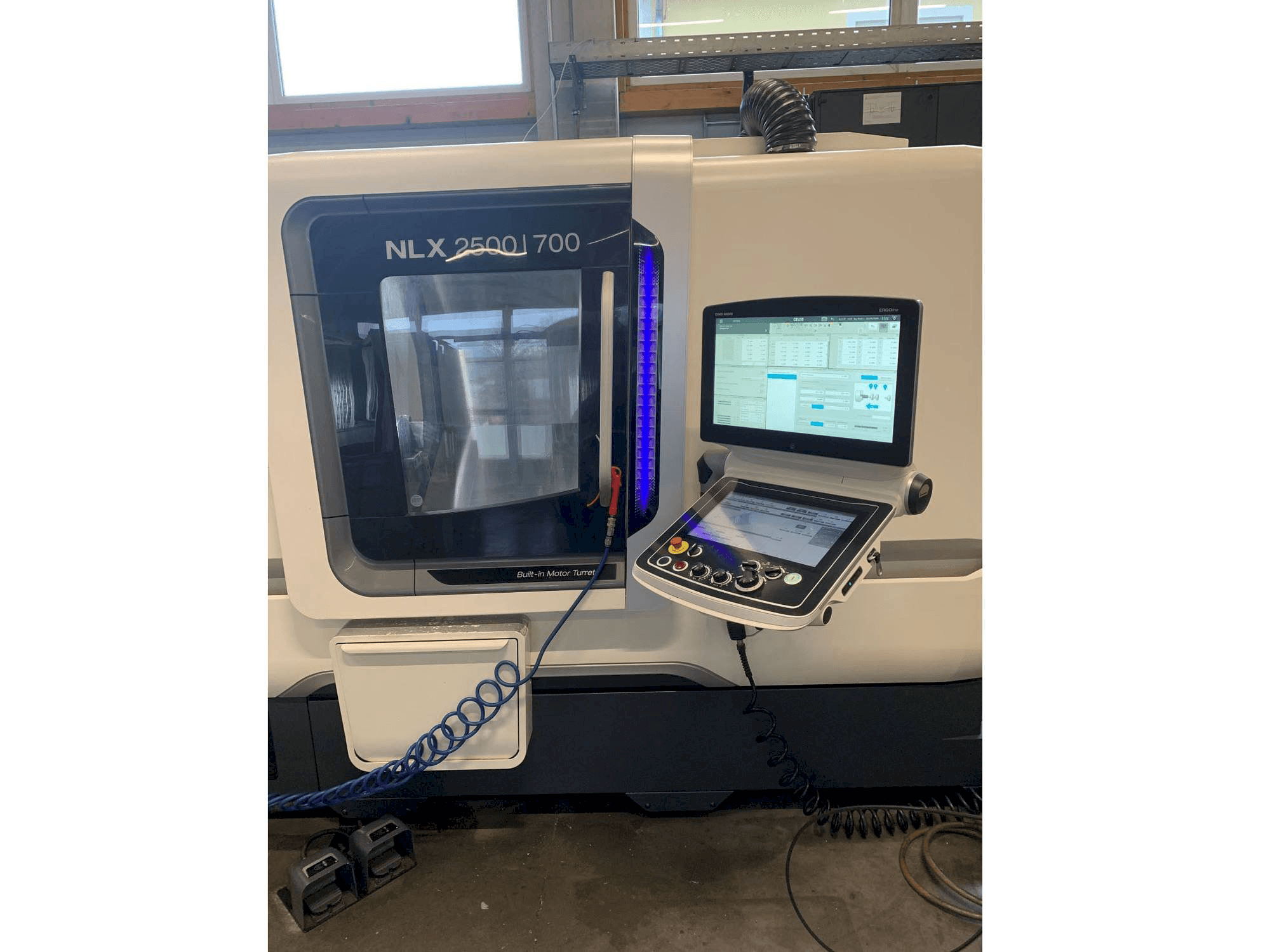 DMG MORI NLX 2500/700 Mašinos vaizdas iš priekio