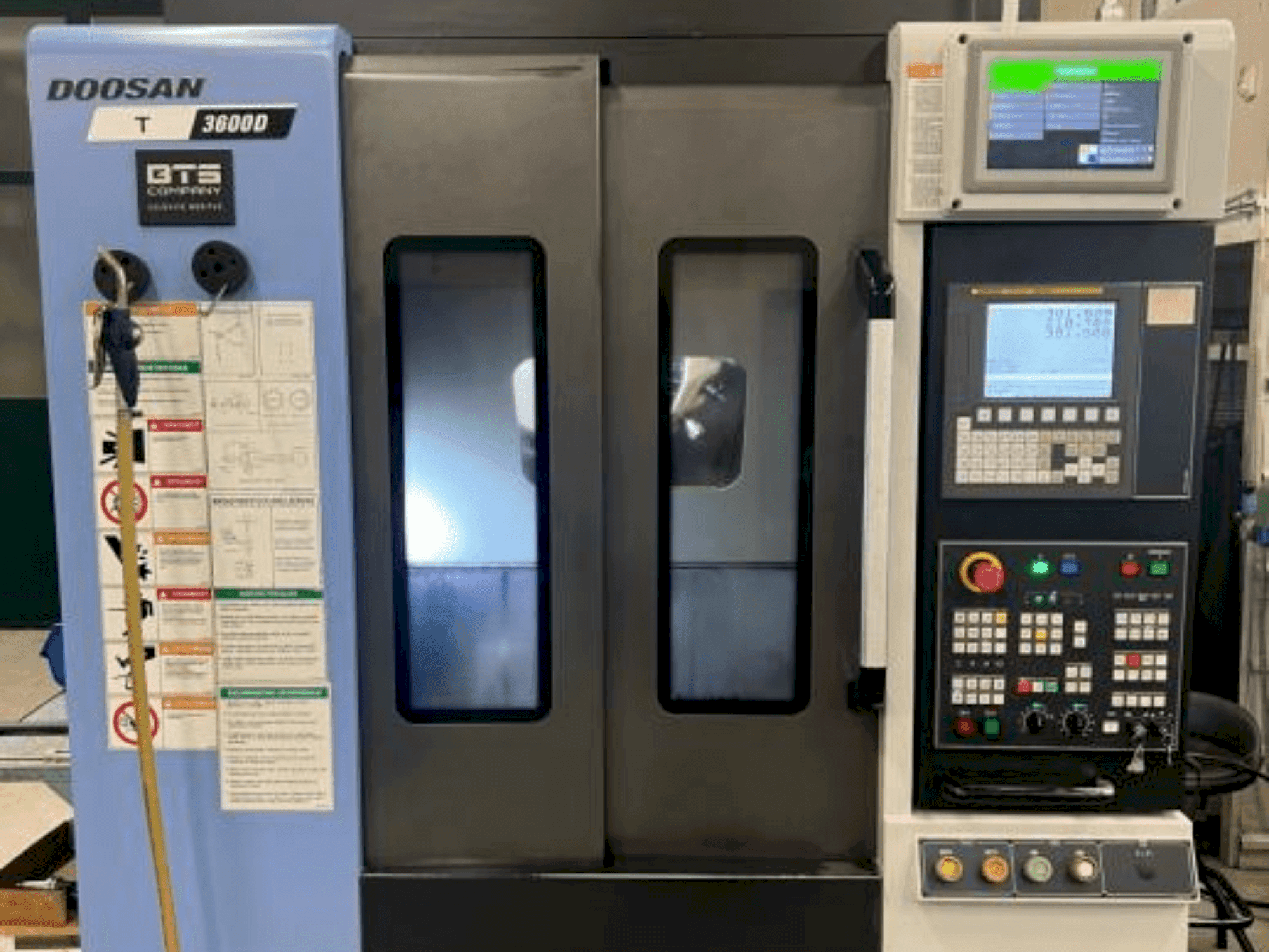 DOOSAN T3600 D Mašinos vaizdas iš priekio