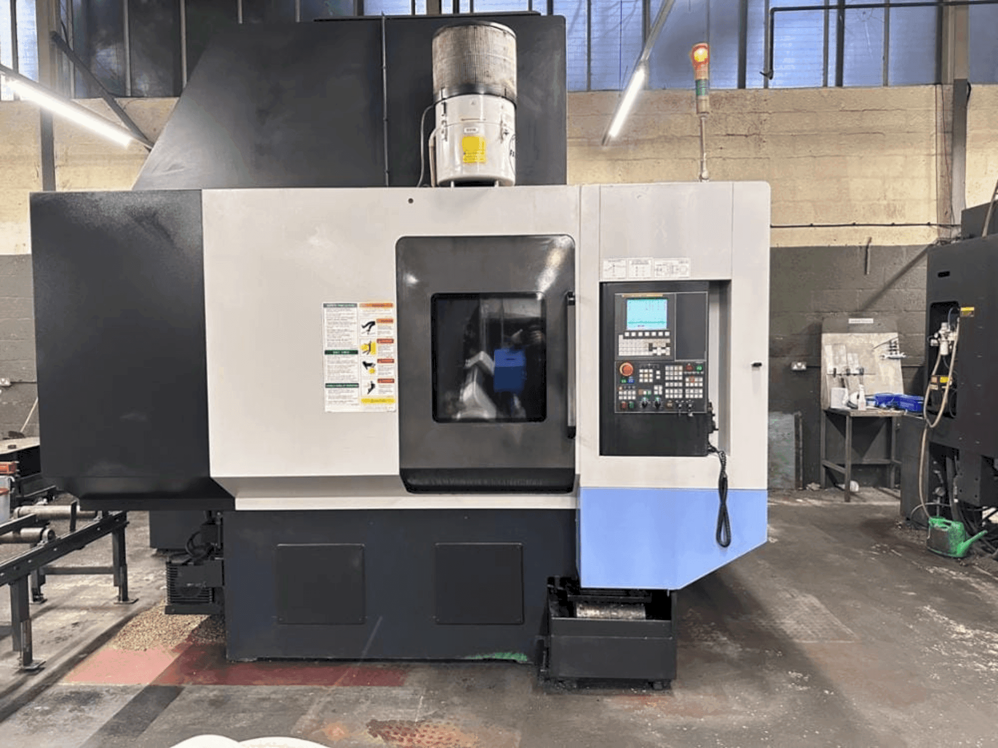 DOOSAN VC-510 Mašinos vaizdas iš priekio