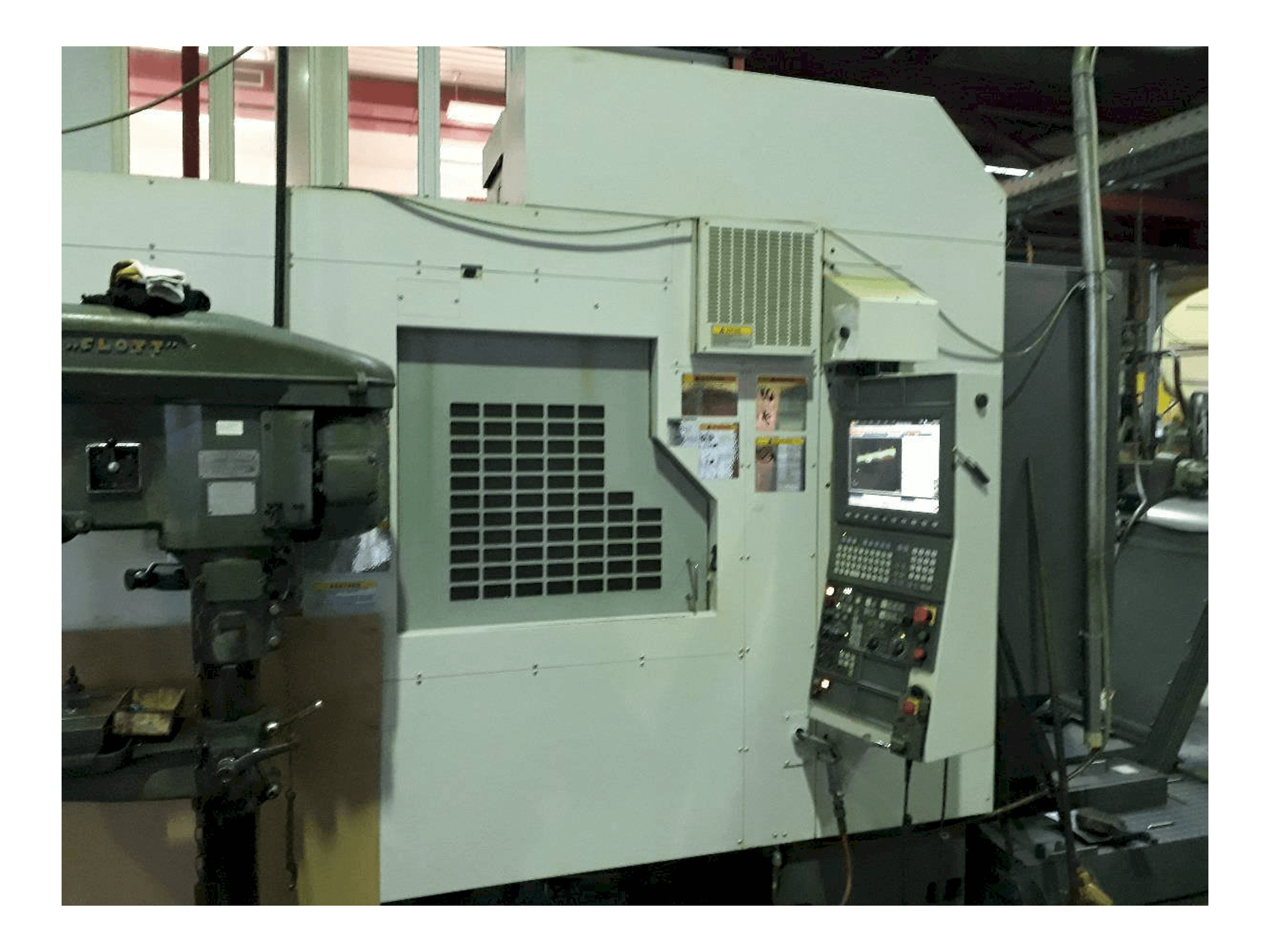 Okuma ACE Center MF-46VA Mašinos vaizdas iš priekio