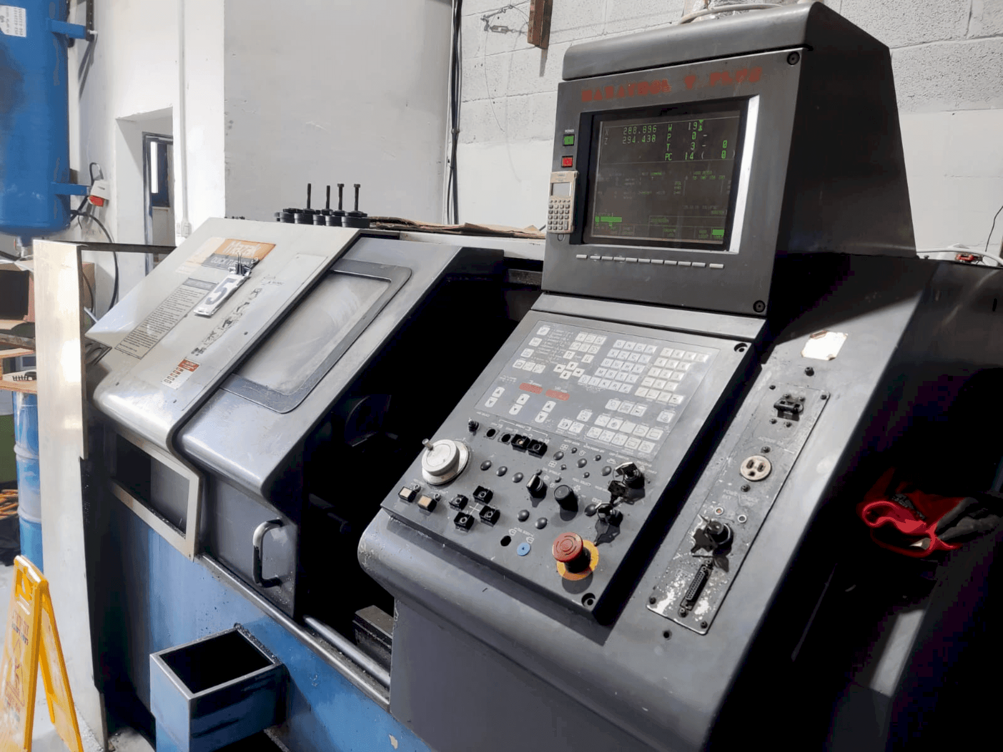 Mazak Quick Turn 20 (1996) Mašinos vaizdas iš priekio
