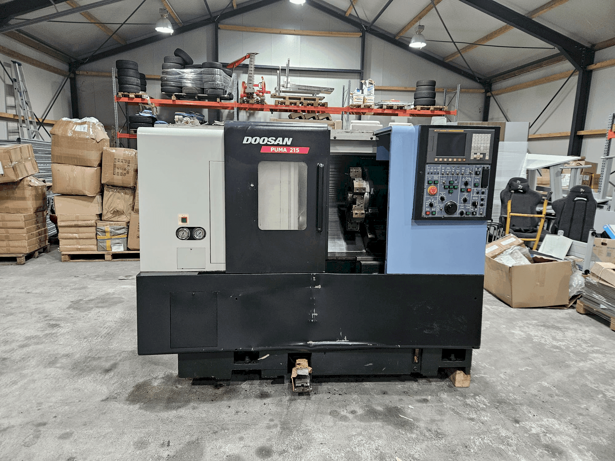 DOOSAN PUMA 215 Mašinos vaizdas iš priekio