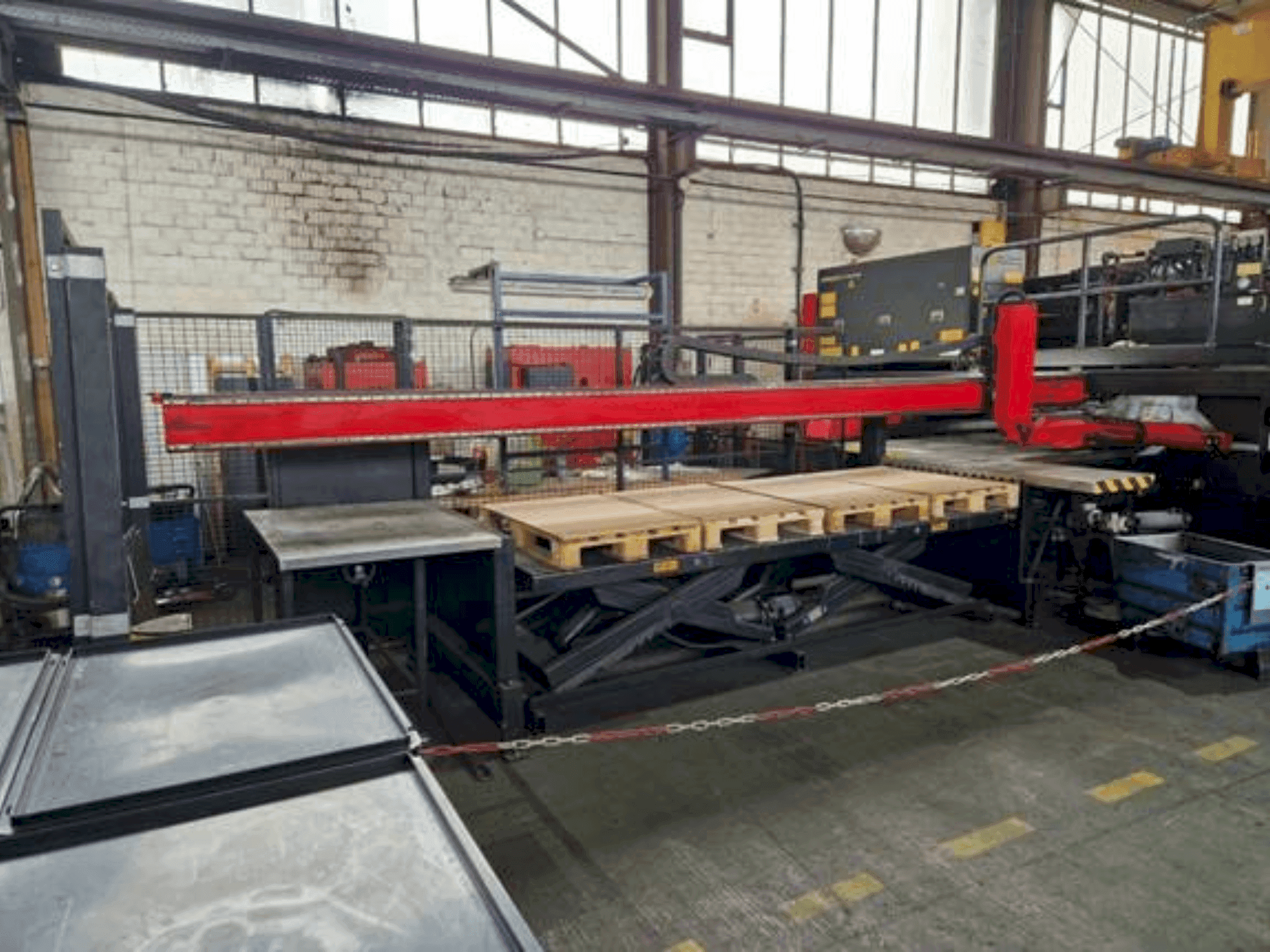 AMADA AP3-2610 V Mašinos vaizdas iš priekio