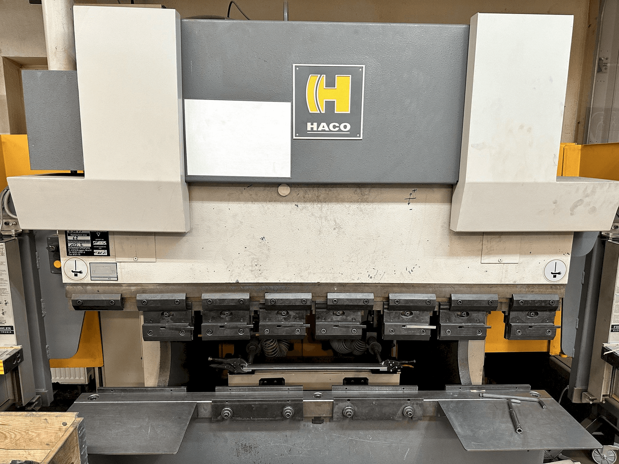 HACO ERM 16040 Mašinos vaizdas iš priekio