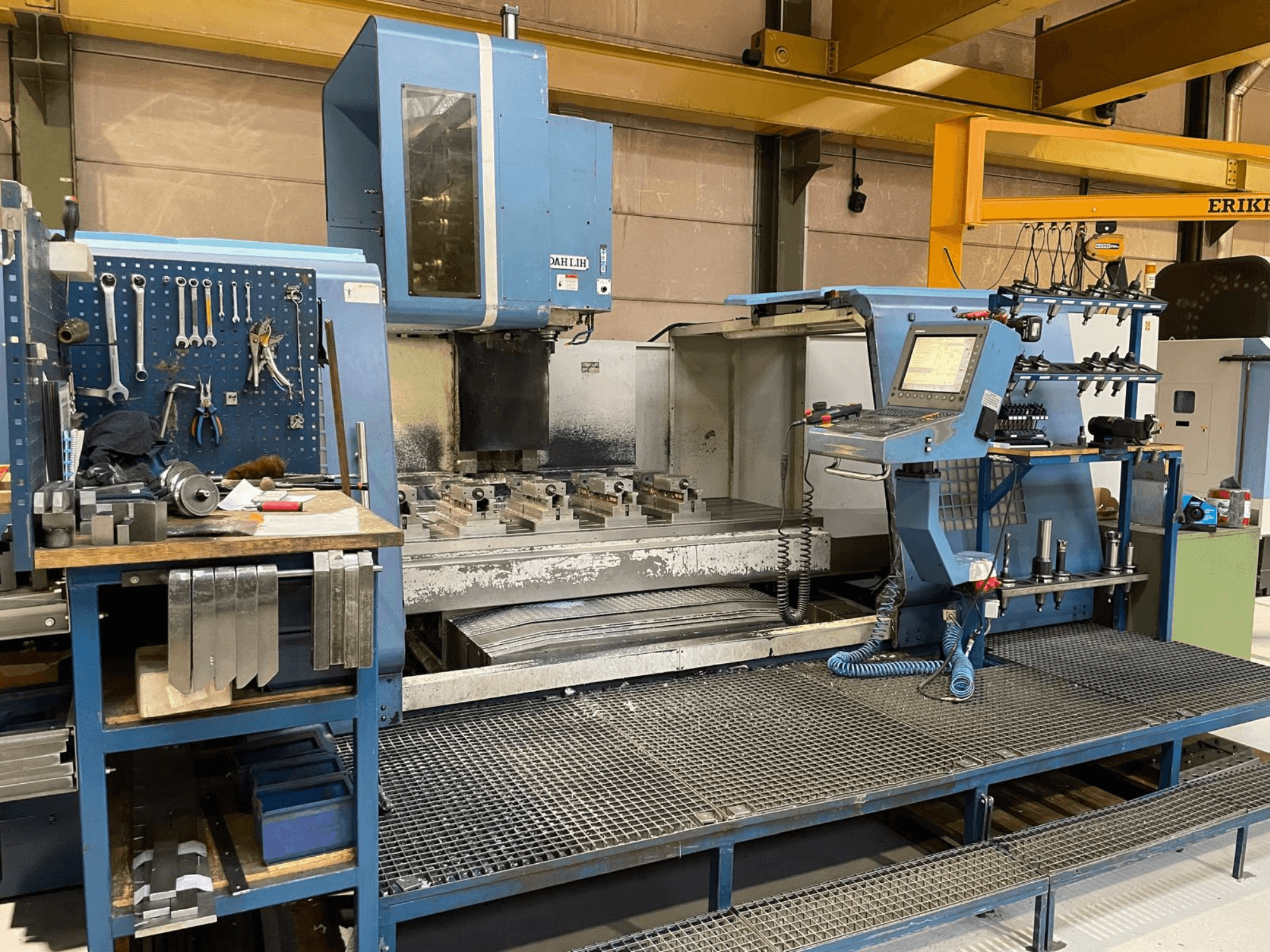 DAH LIH MCV2600 vertikalaus apdirbimo centro priekinis vaizdas, kuriame matyti valdymo skydelis, darbo stalas ir įrankių laikymo vieta.