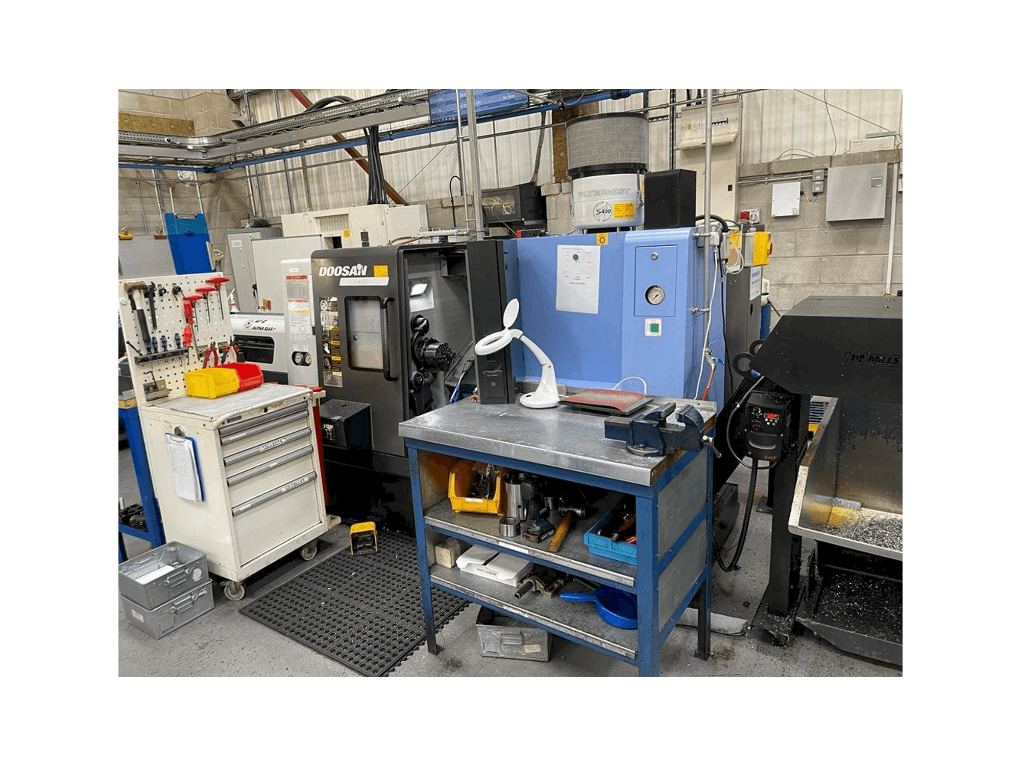 Doosan Lynx 220 LMA Mašinos vaizdas iš priekio