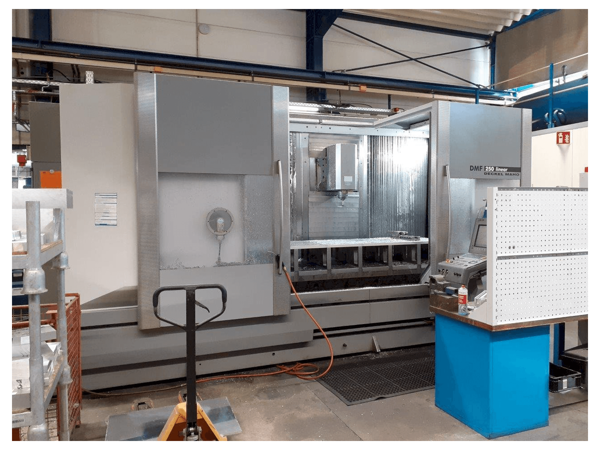 DMG MORI DMF 250 Mašinos vaizdas iš priekio