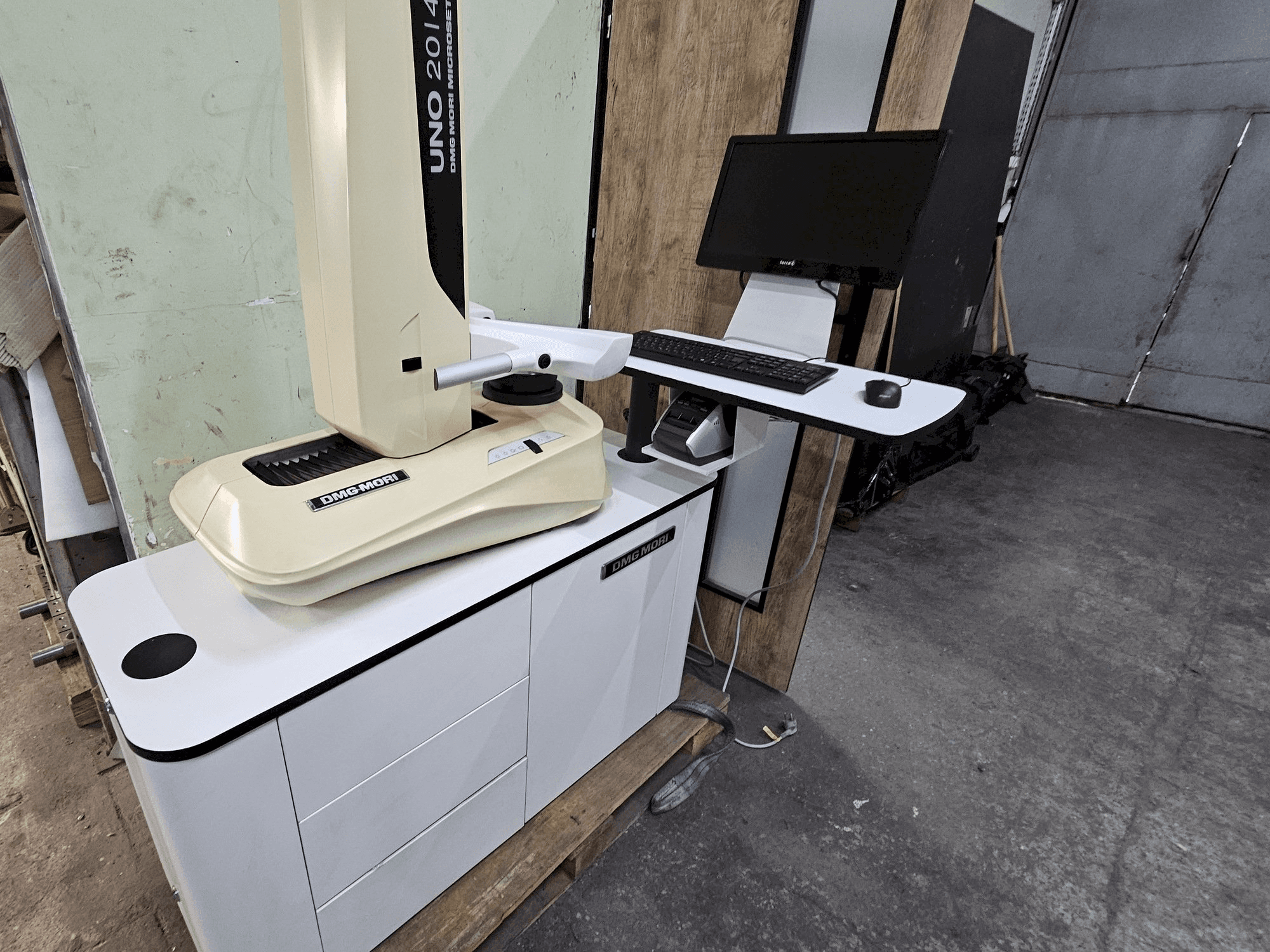 DMG MORI UNO 20/40 Mašinos vaizdas iš priekio