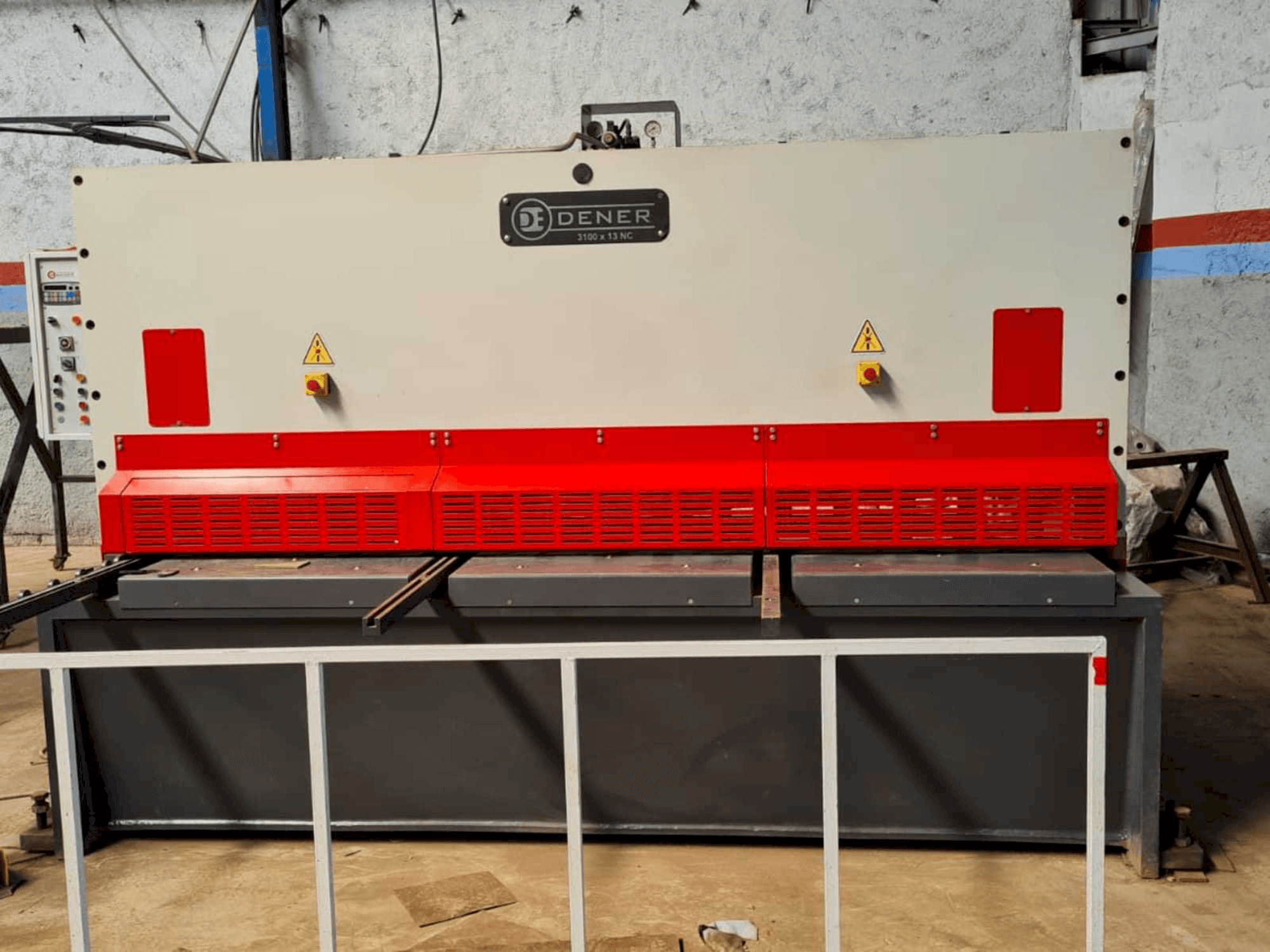 DENER BS 3013 Mašinos vaizdas iš priekio