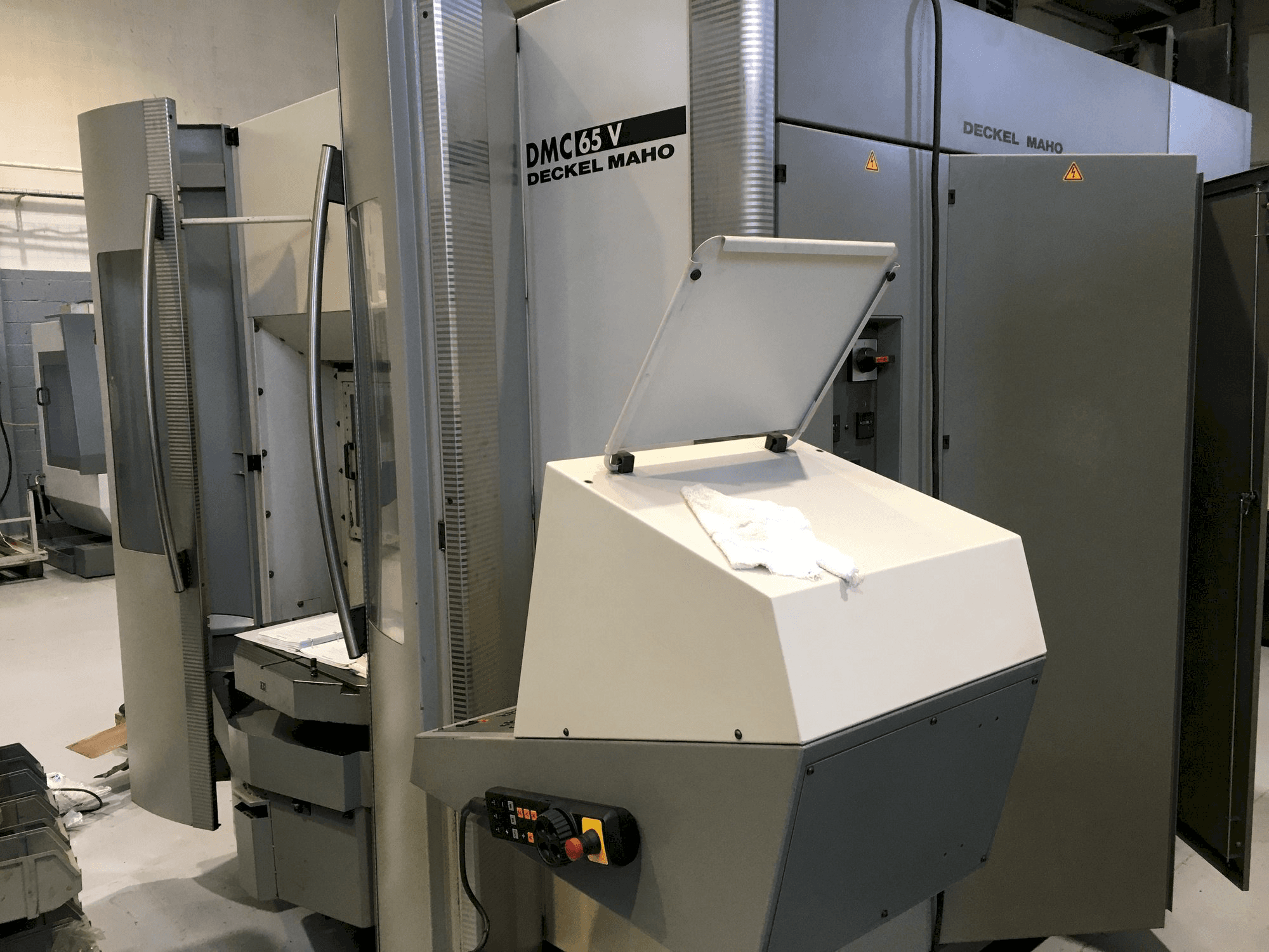 DECKEL MAHO DMC 65V Mašinos vaizdas iš priekio