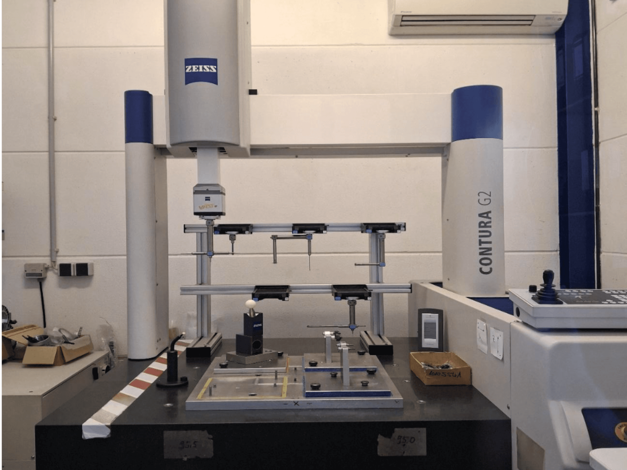 ZEISS Contura G2 KMM laboratorijoje, kurioje matomas matavimo aparatas ir valdymo skydelis iš priekio.